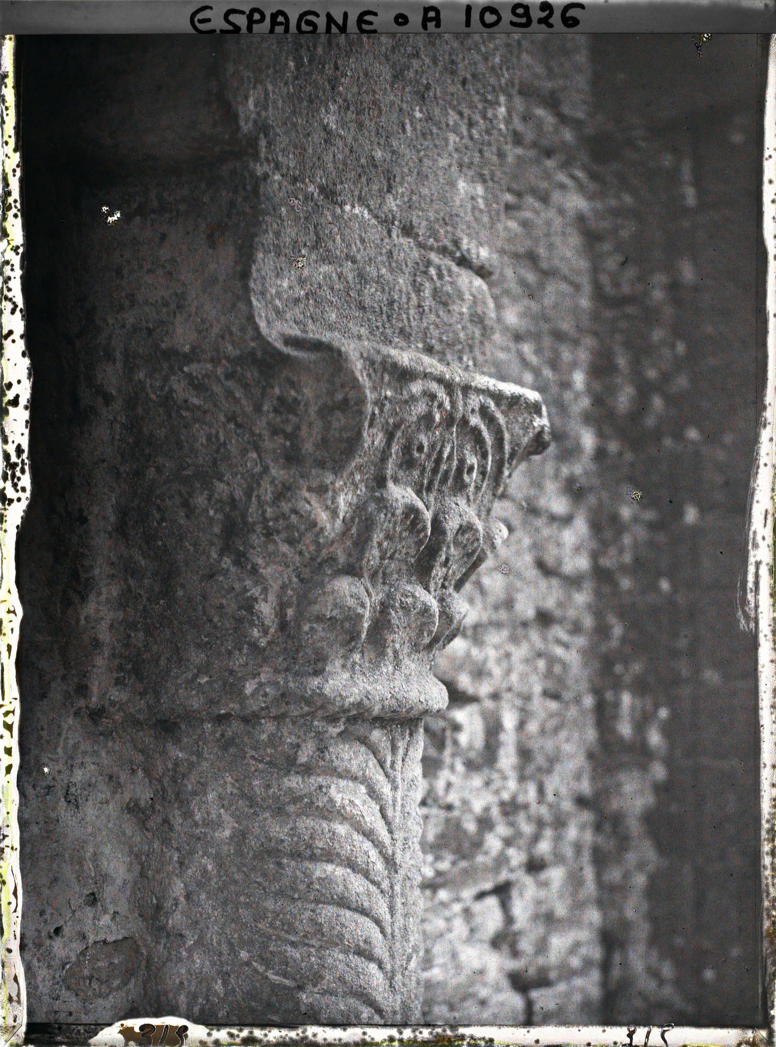 Image représentant Espagne, Près Oviedo, Un des Chapiteaux du porche et le haut d'une des colonnes de Sta Maria de N.