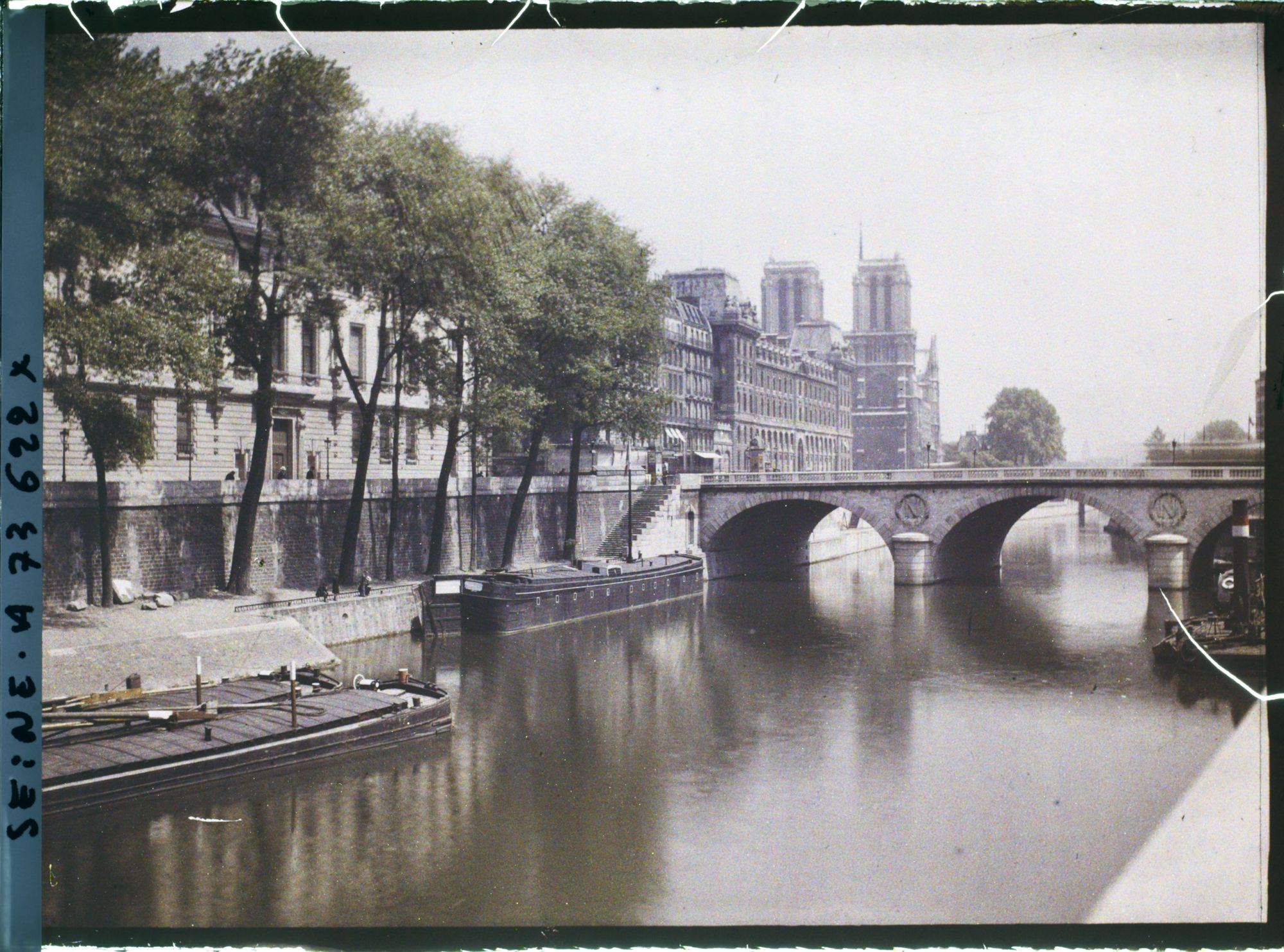 Image représentant Le pont Saint-Michel, le quai des Orfèvres et Notre-Dame depuis le port des Grands-Augustins