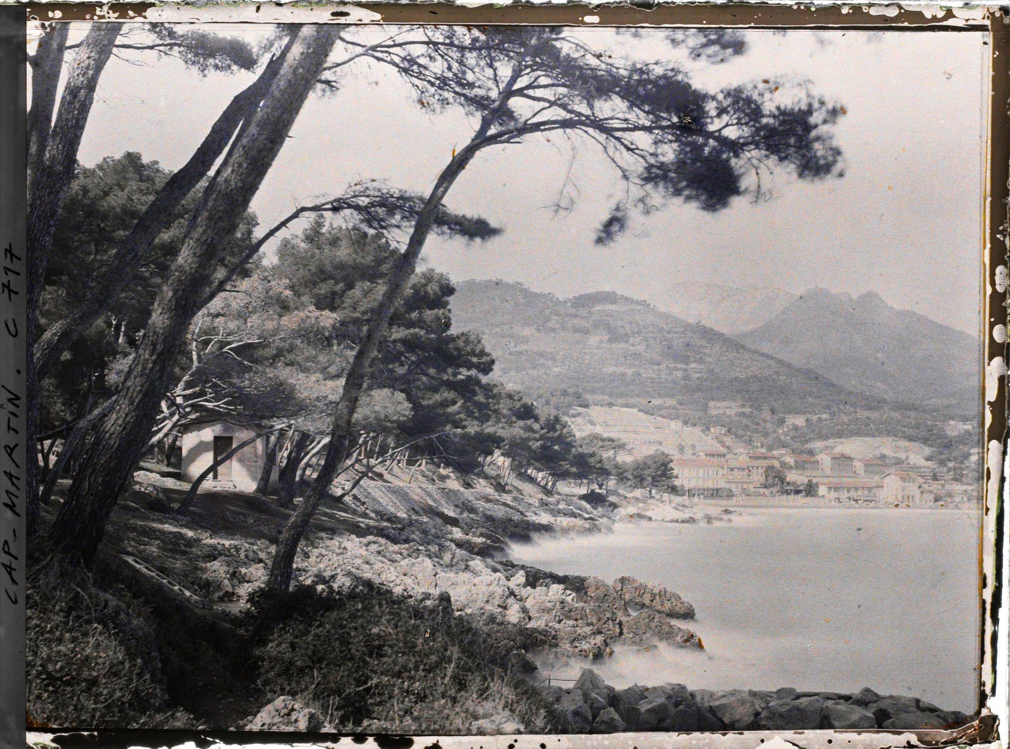 Image représentant Débarcadère et cabanon sur le sentier du littoral, vus en direction de Carnolès et Menton