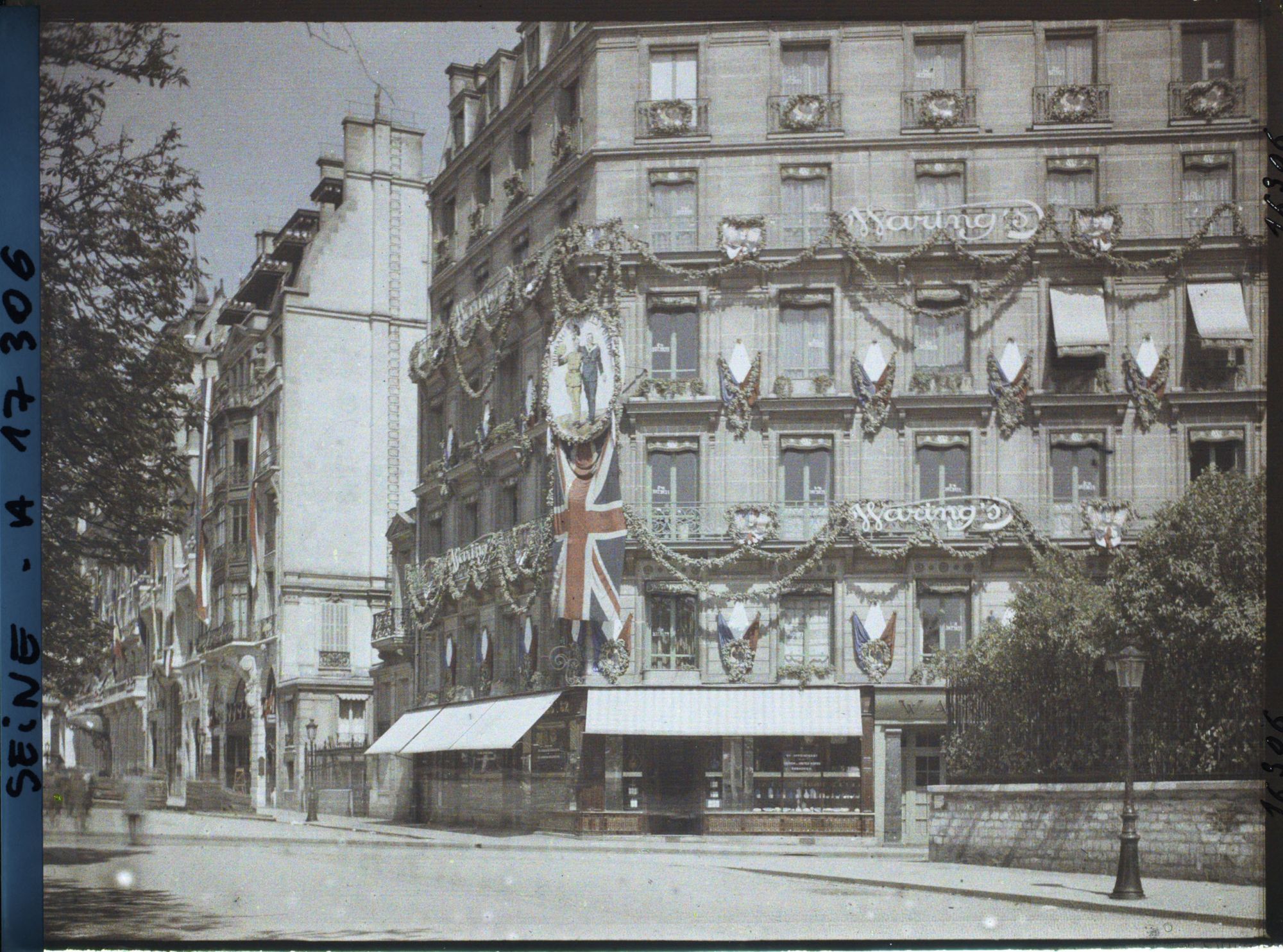 Image représentant Pavoisements pour les fêtes de la Victoire à l'angle de l'avenue des Champs-Elysées et de la rue de la Boétie