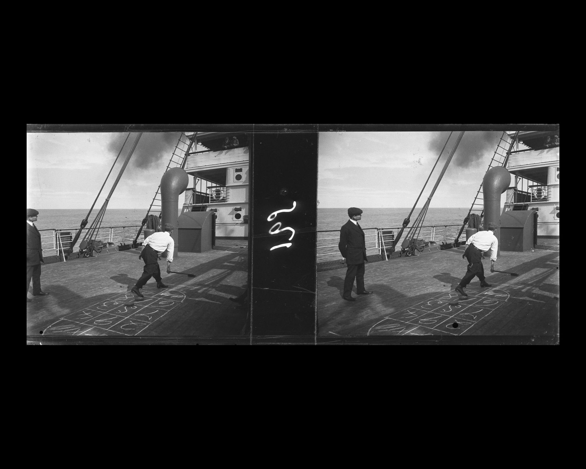 Image représentant Maurice Lévy regardant un passager jouer au palet sur le pont avant