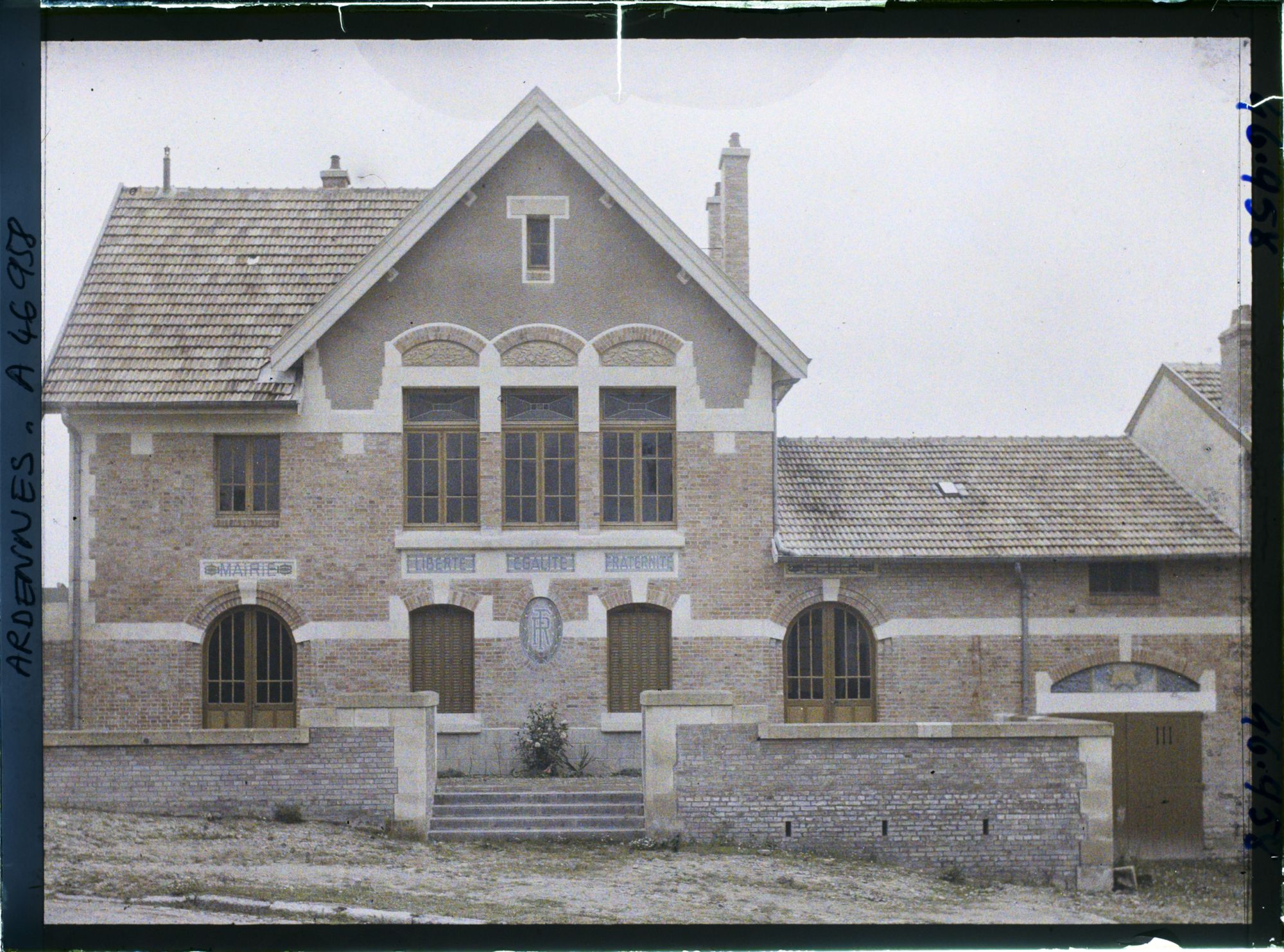 Image représentant La mairie et l'école