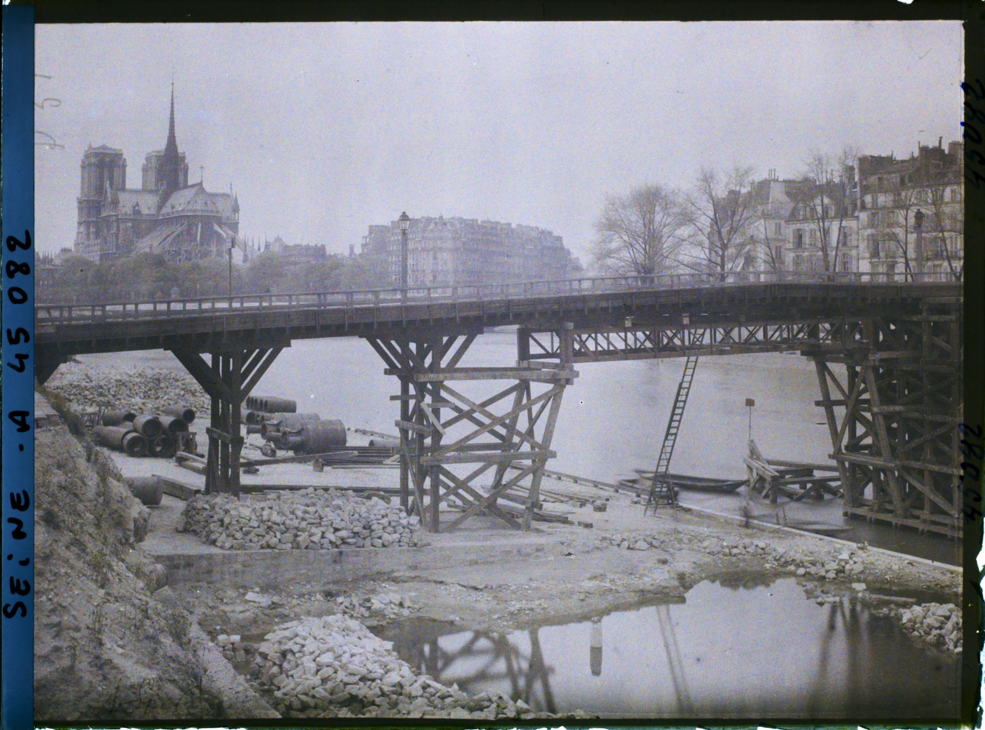 Image représentant La reconstruction du pont de la Tournelle (passerelle en bois provisoire), en direction de Notre-Dame