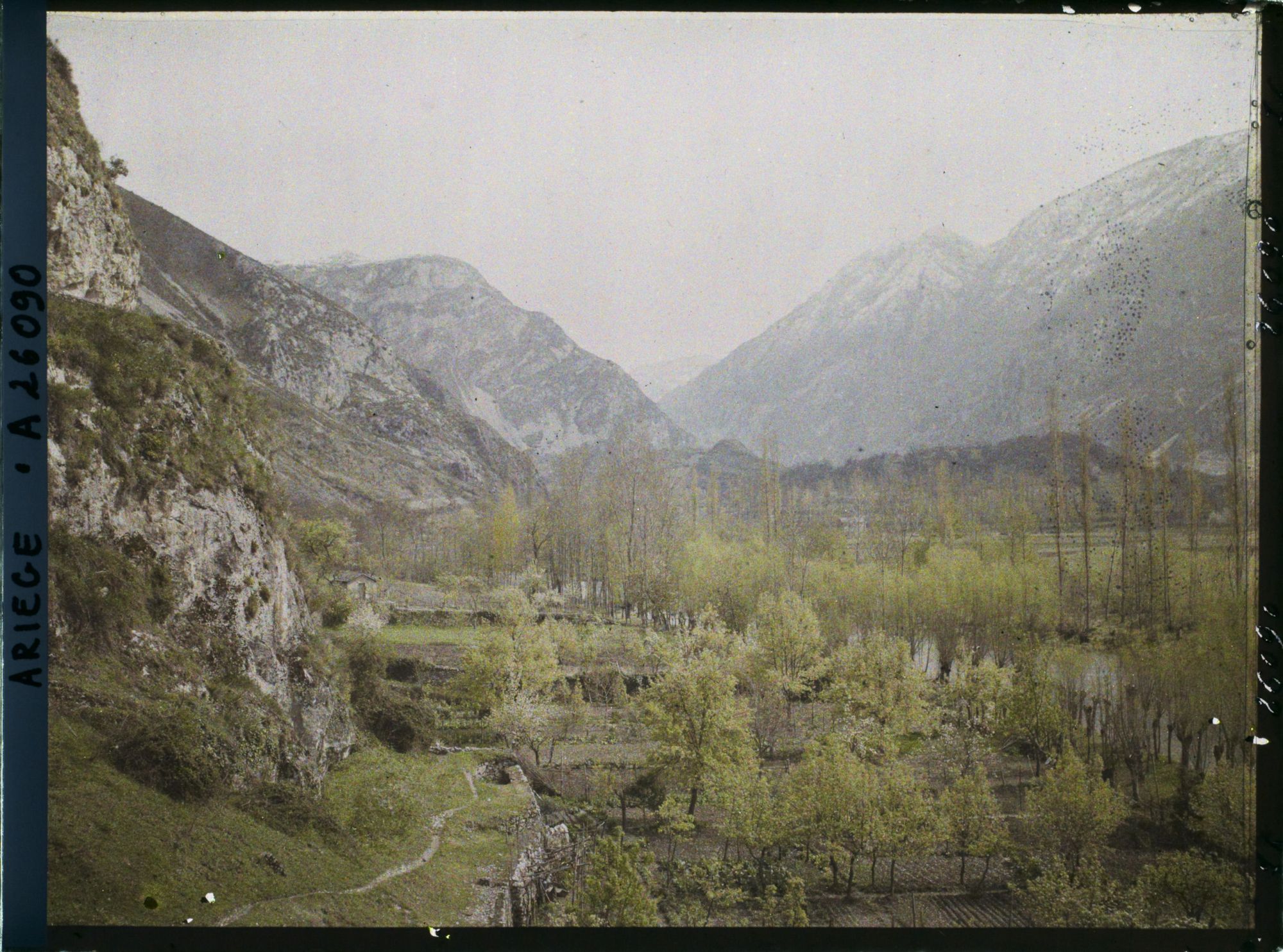 Image représentant L'Ariège vers l'aval ; au fond, le Soudour et sur la route les vieilles tours, restes des remparts