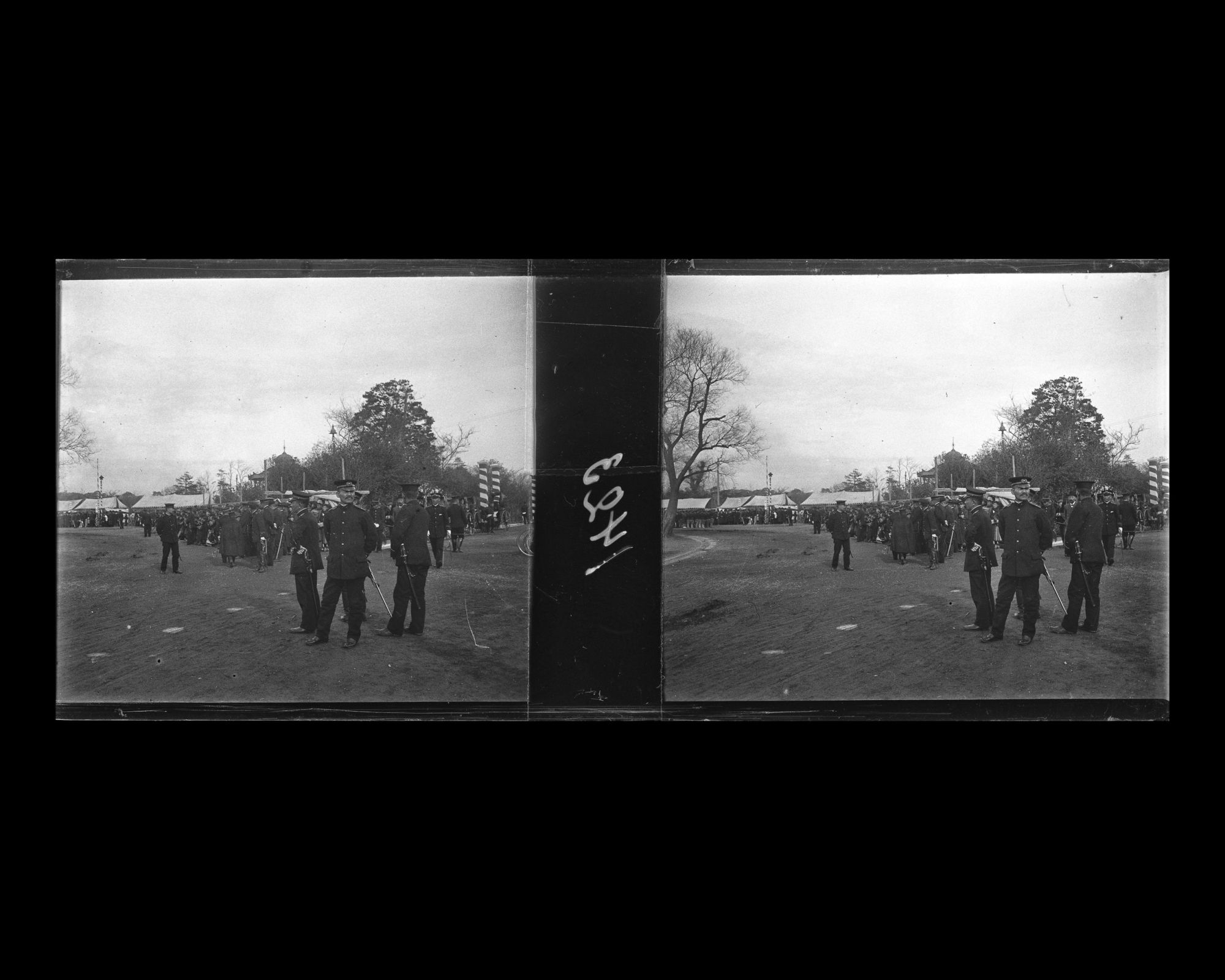 Image représentant Près du parc Hibiya, préparatifs pour la revue des pompiers