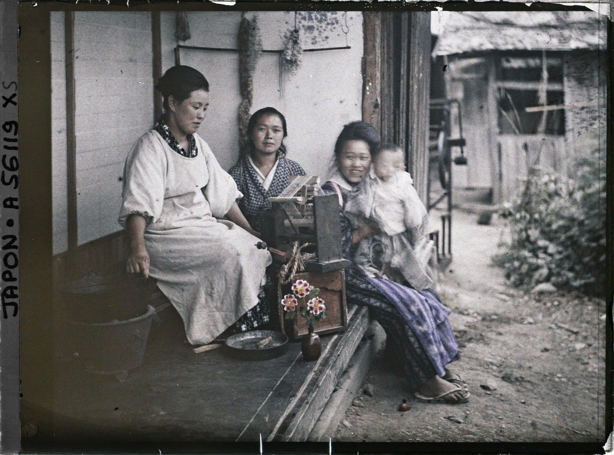 Image représentant Dévidage des cocons de soie au petit dévidoir