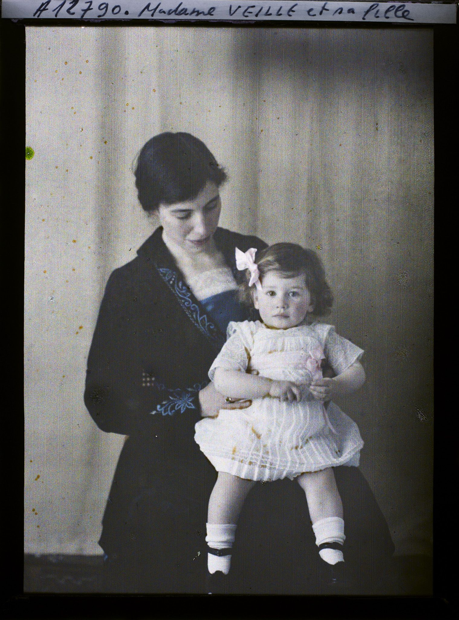 Image représentant https://musee-albert-kahn.s-museum.fr/home/NWQ2OTAwYzNmYjZlZTk1ZWQwODJmMjY4L2dlbmVyaWMtbm90aWNlLXRhYi9hdXRob3JpdHkvNjE3YTc5ZjVjZjhiODk2OGIzMzM3ZDIx/5d6900c3fb6ee95ed082f268/generic-notice-tab/authority/617a79ebcf8b8968b33379c0 Madame Veille et sa fillette