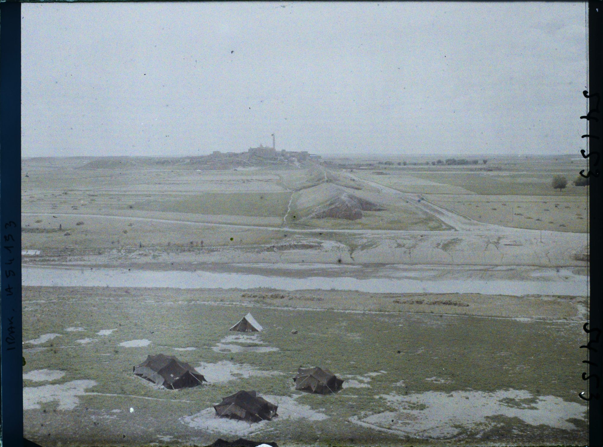 Image représentant Vers le tell de Nebi Yunus. Tentes de nomades et vestiges du mur d'enceinte de la ville