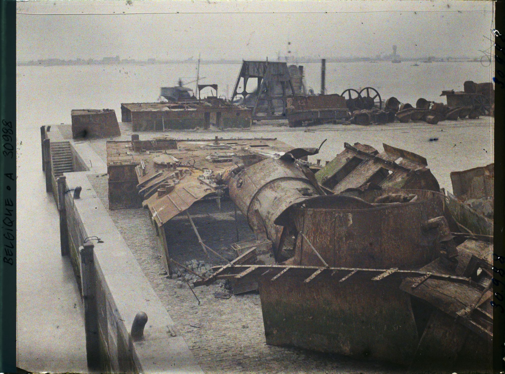 Image représentant Belgique, Zeebrugge, Démolition des bâteaux embouteilleurs