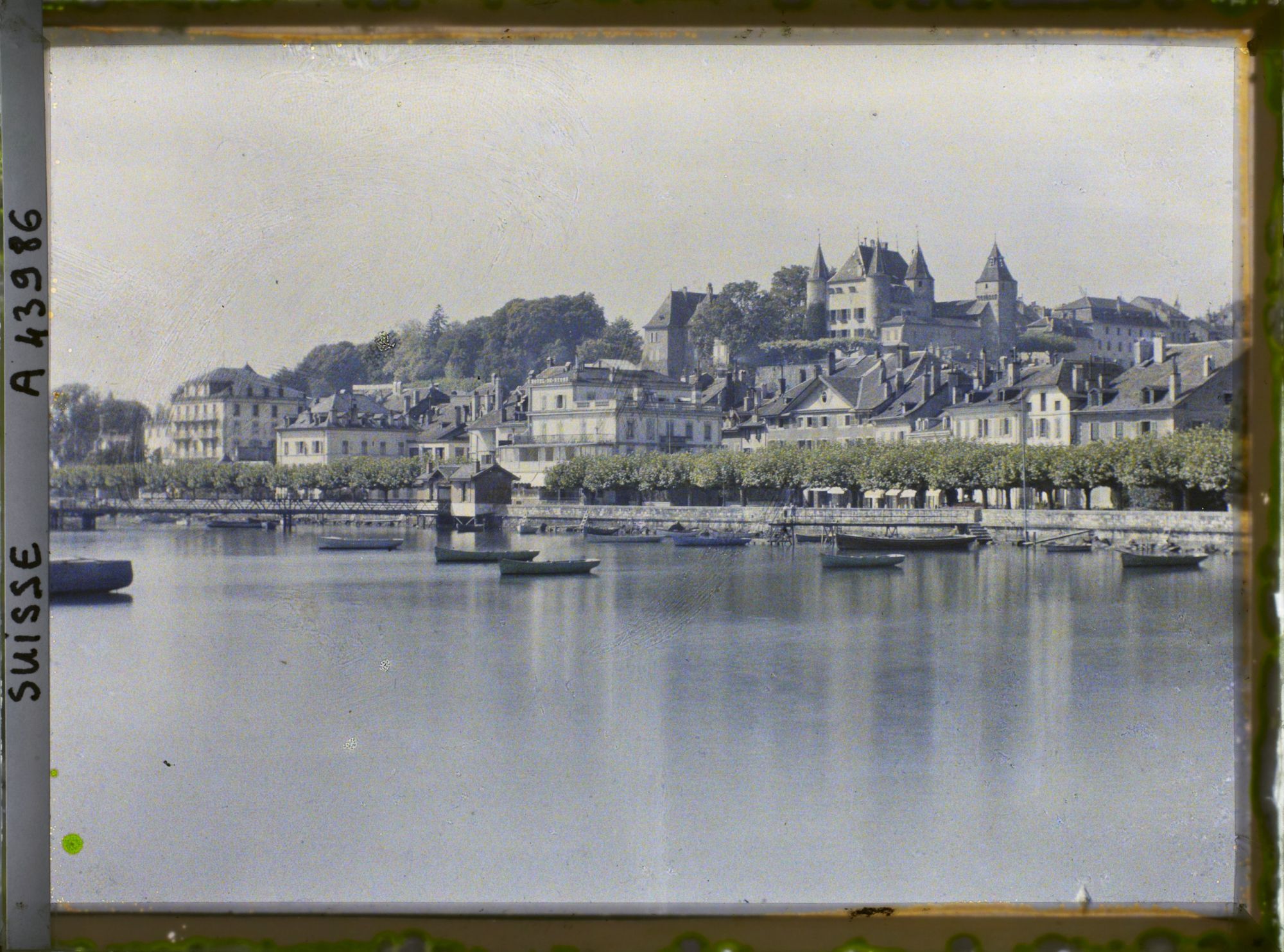 Image représentant Panorama sur Nyon, le château de Nyon, la place du Molard et le Léman depuis la jetée de l'Asse