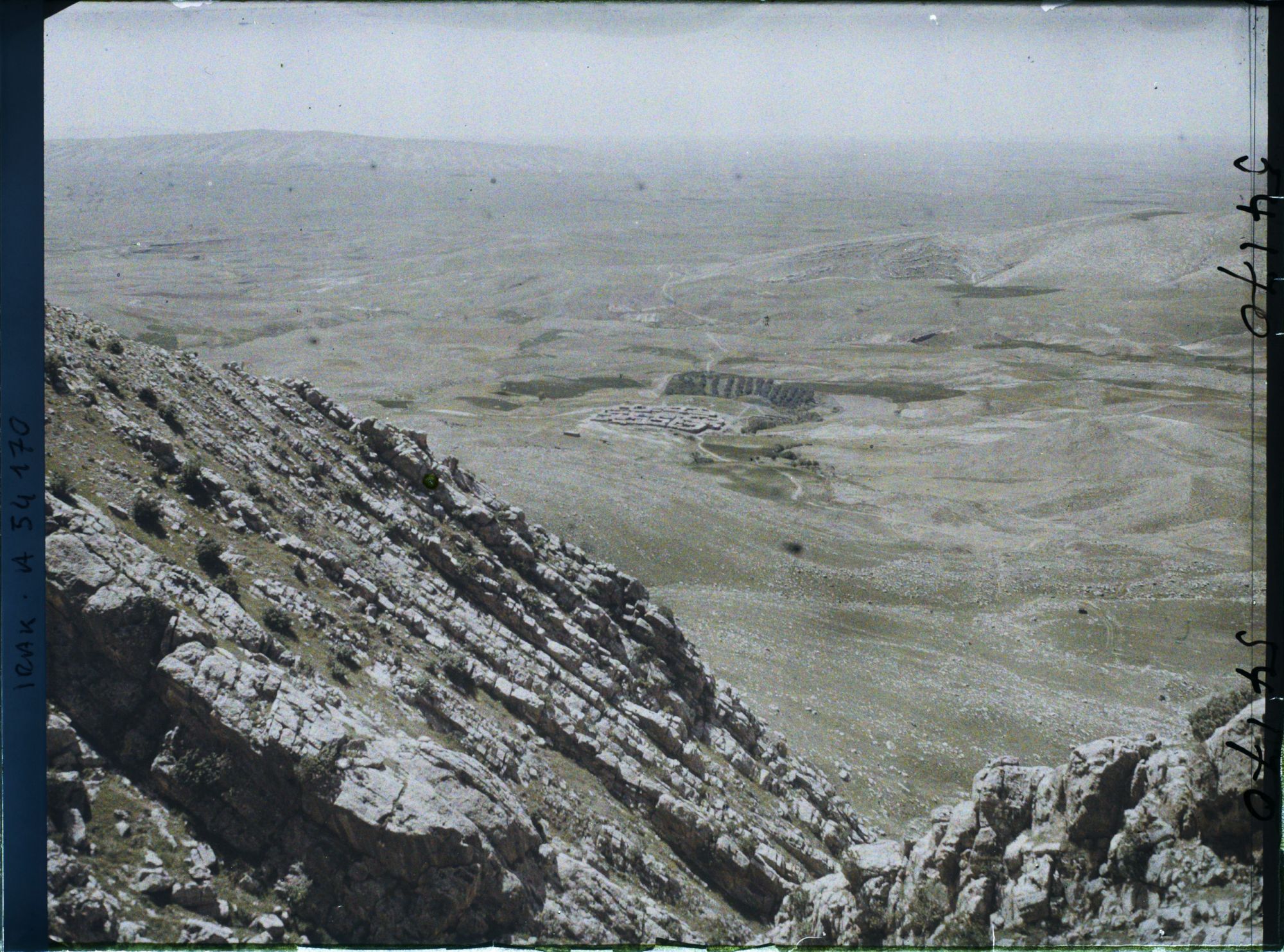 Image représentant La plaine du Ninive depuis le monastère de Mar Matta (IV ap. J.-C.) sur le mont Alfaf ou mont Mqalub