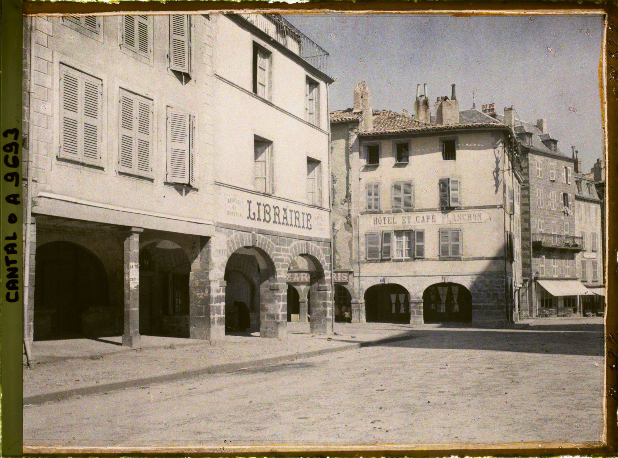 Image représentant La librairie Auguste Clavel, l'Hôtel Planchon, sur la place des Armes