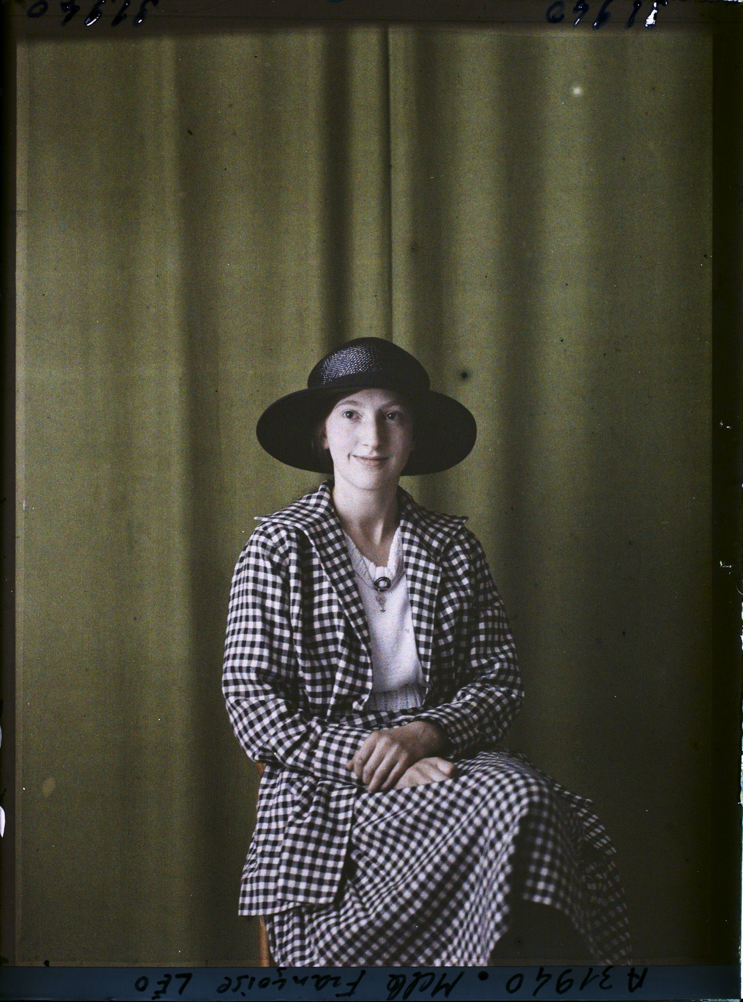 Image représentant Mademoiselle  https://musee-albert-kahn.s-museum.fr/home/NWQ2OTAwYzNmYjZlZTk1ZWQwODJmMjY4L2dlbmVyaWMtbm90aWNlLXRhYi9hdXRob3JpdHkvNjE3YTc5ZjVjZjhiODk2OGIzMzM3ZDIx/5d6900c3fb6ee95ed082f268/generic-notice-tab/authority/617a79ebcf8b8968b3337245 Françoise Léo