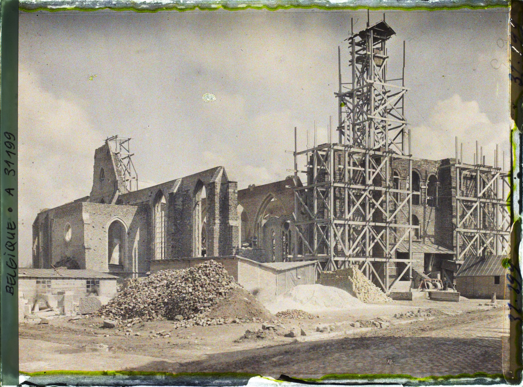 Image représentant Belgique, Ypres, L'Eglise St Pierre en reconstruction