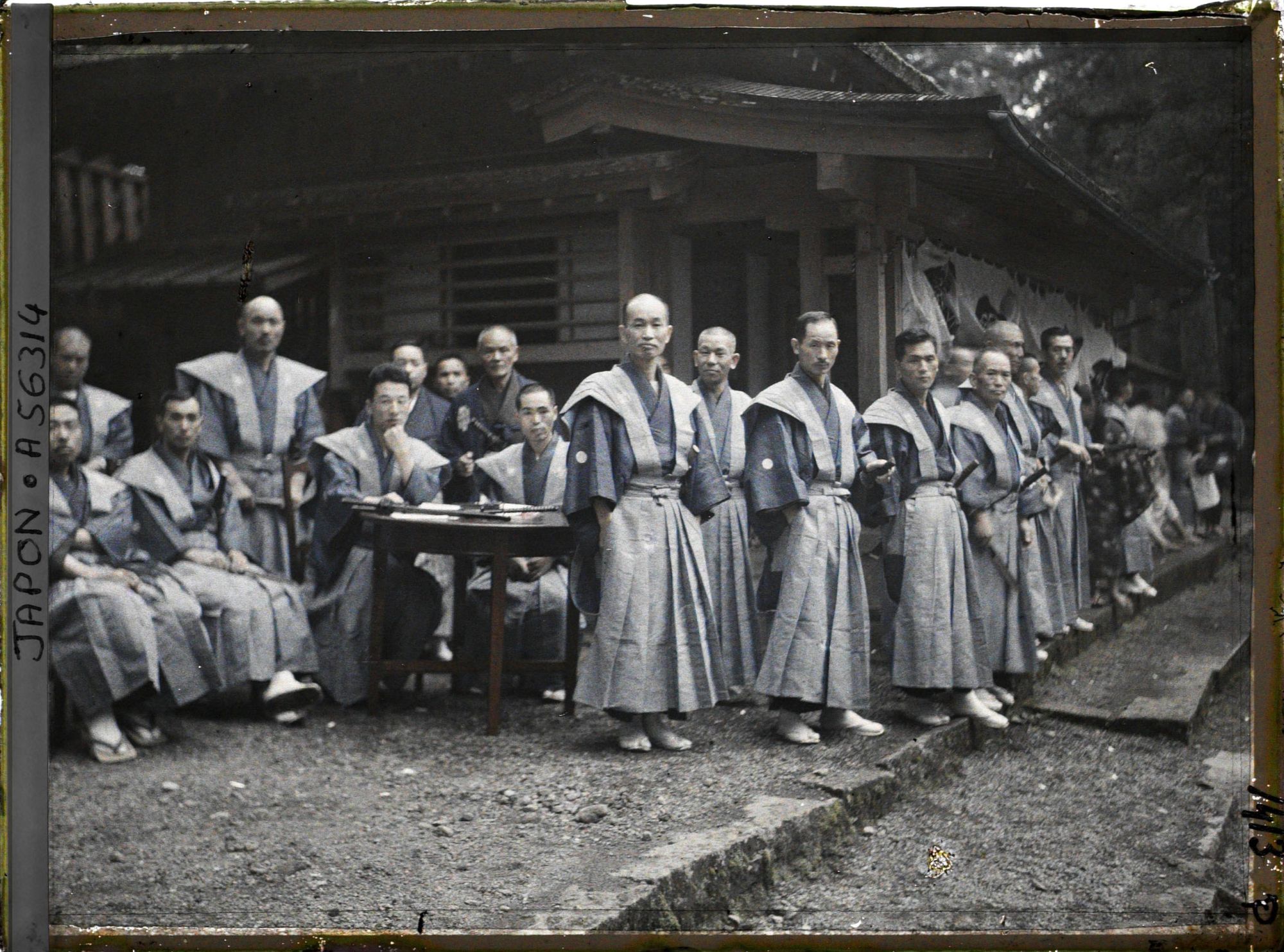 Image représentant Villageois vêtus de Kamishimo (robe imitant une cuirasse), tenue de ville des samouraï de l'époque d'Edo, lors de la fête du sanctuaire Tôshôgu