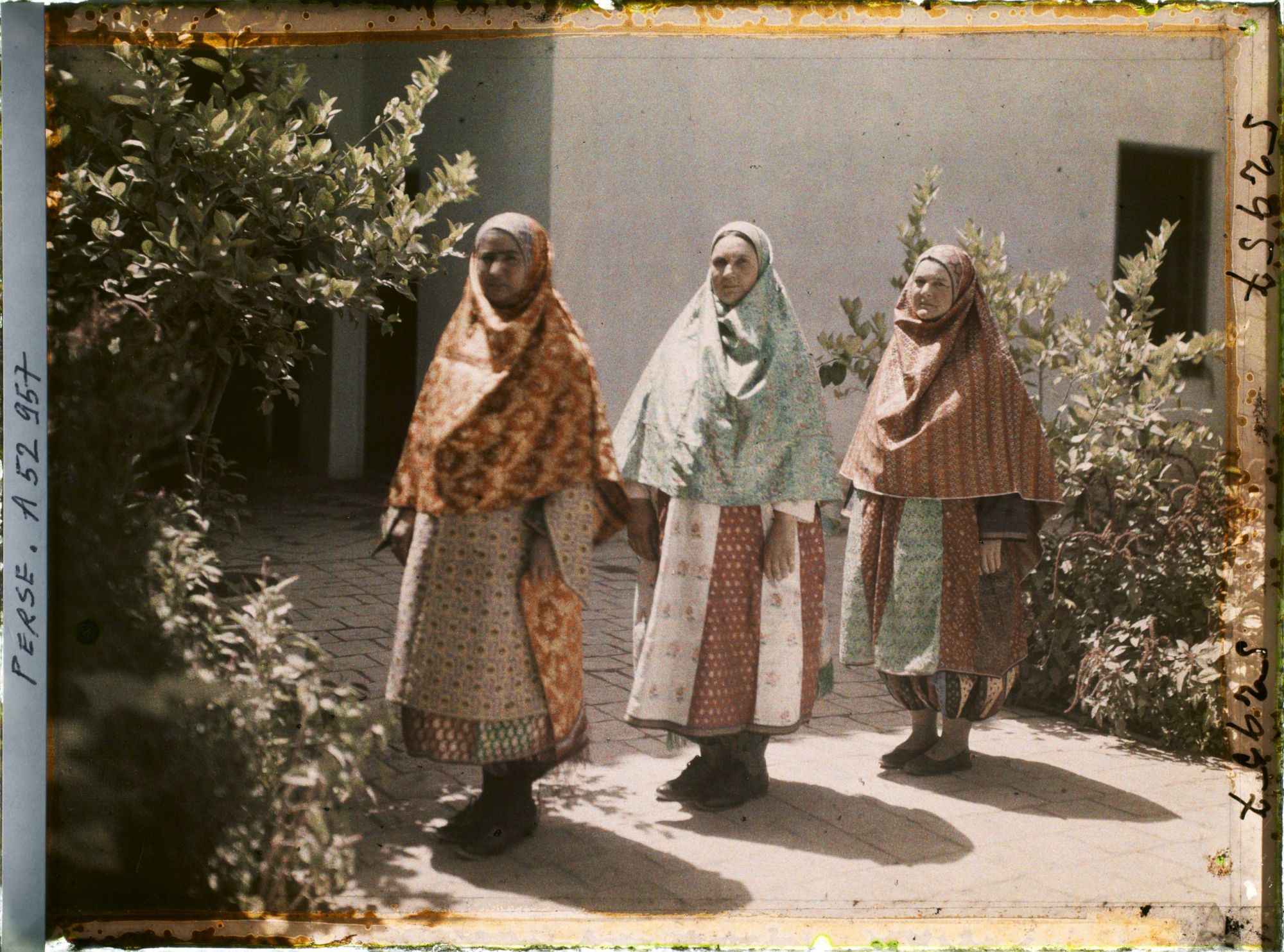 Image représentant Femmes guèbres en costume (traditionnels de profil, moderne de face)