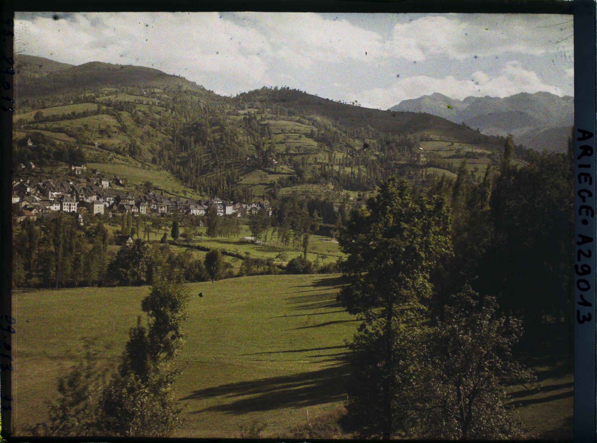 Image représentant La commune et la vallée du Lez, vue vers l'amont prise de la rive gauche