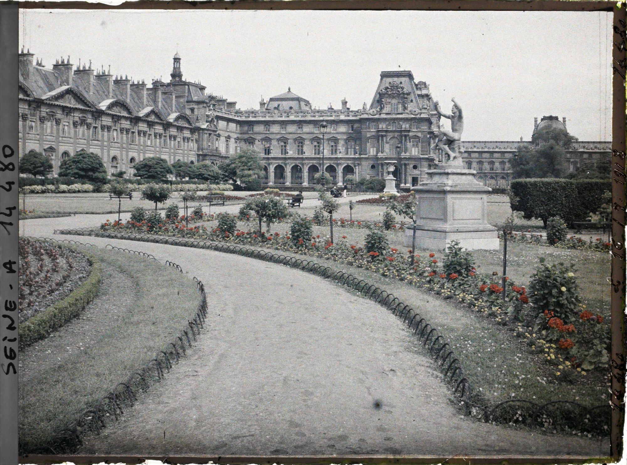 Image représentant Aile Richelieu du Palais du Louvre depuis le jardin des Tuileries