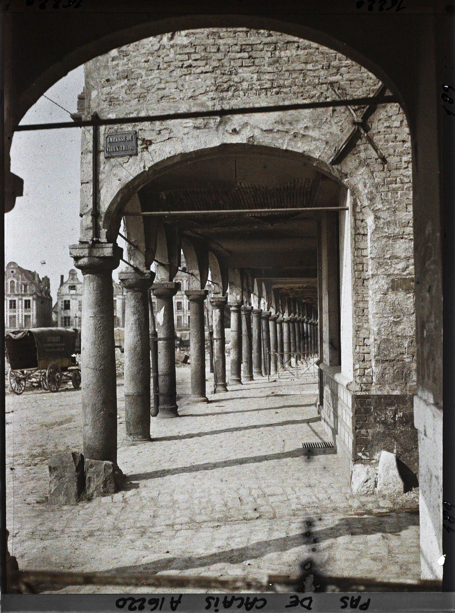Image représentant France, Arras, Les arcades de la Grande Place