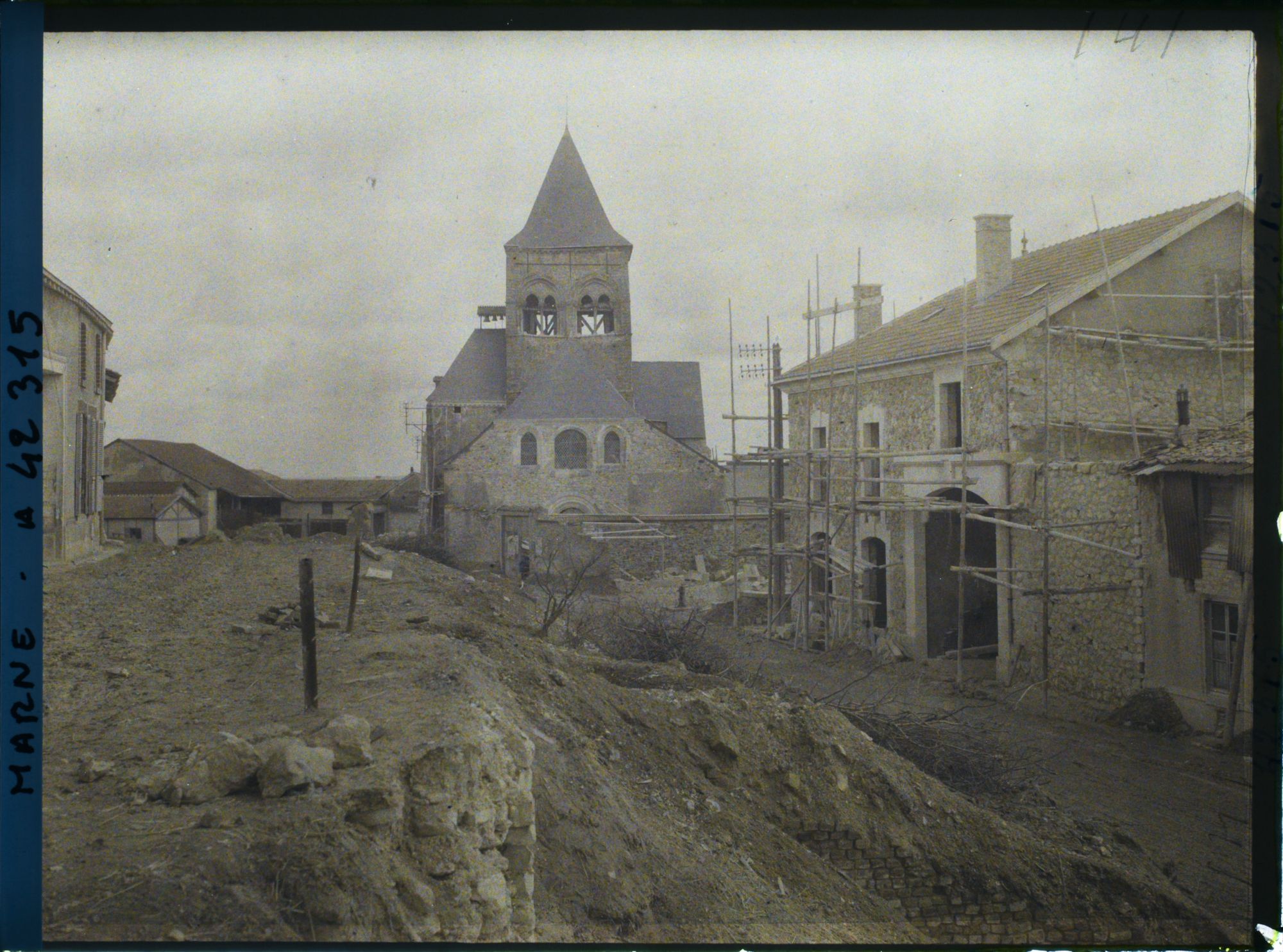 Image représentant France, Berru près Reims, L'extrémité de la rue principale et l'Eglise
