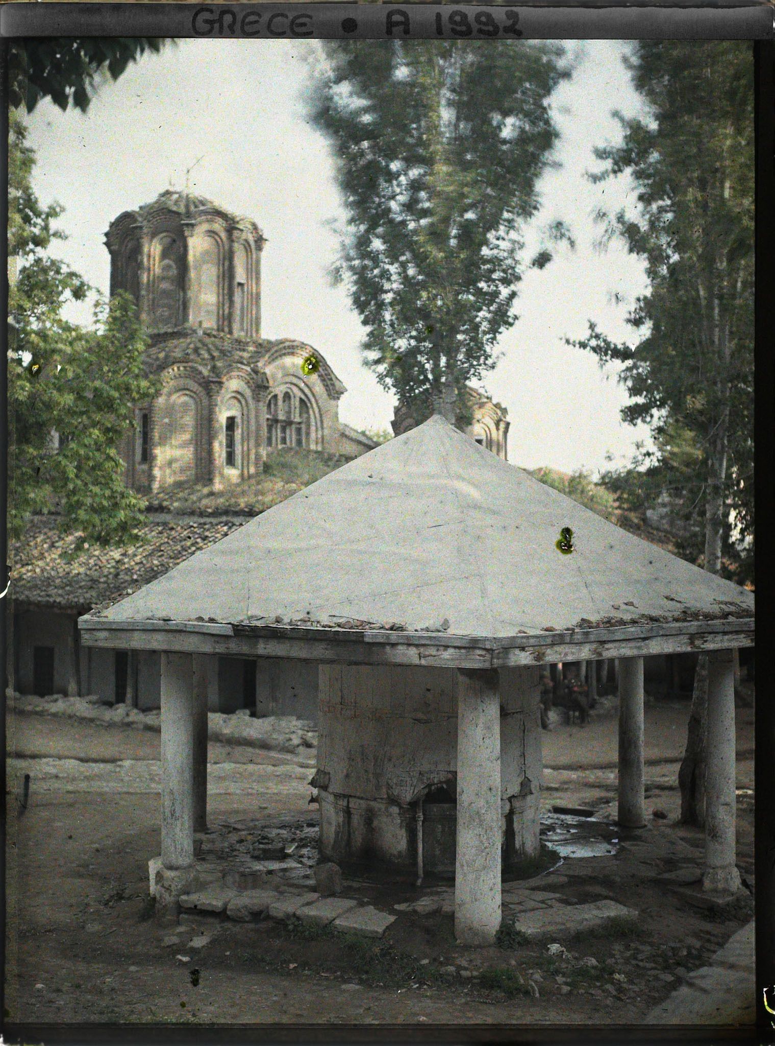 Image représentant L'église des Saints Apôtres et bassin d'ablutions