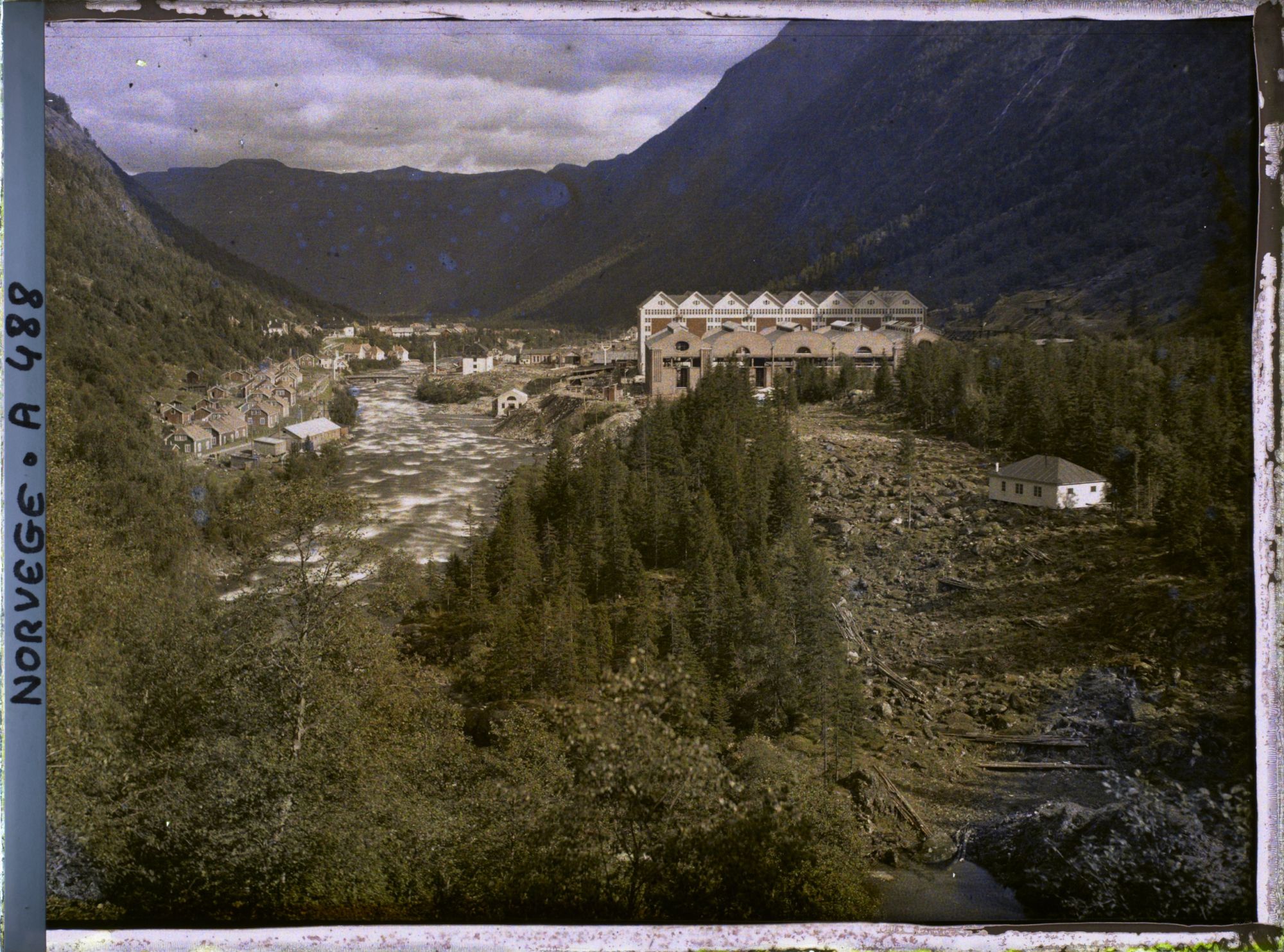 Image représentant Vue des maisons d'habitation et des bâtiments de l'usine hydro-électrique