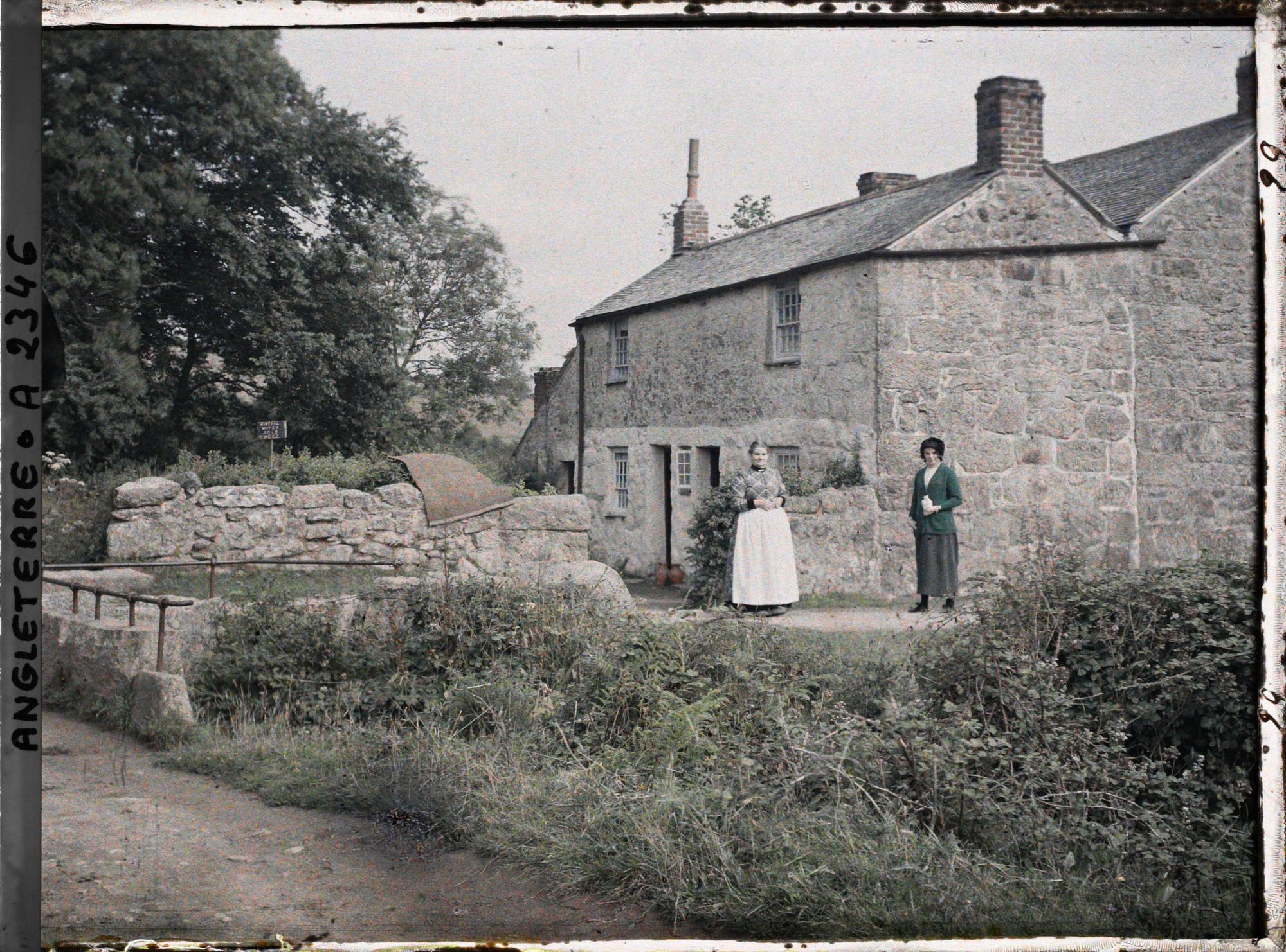 Image représentant deux jeunes femmes devant une maison