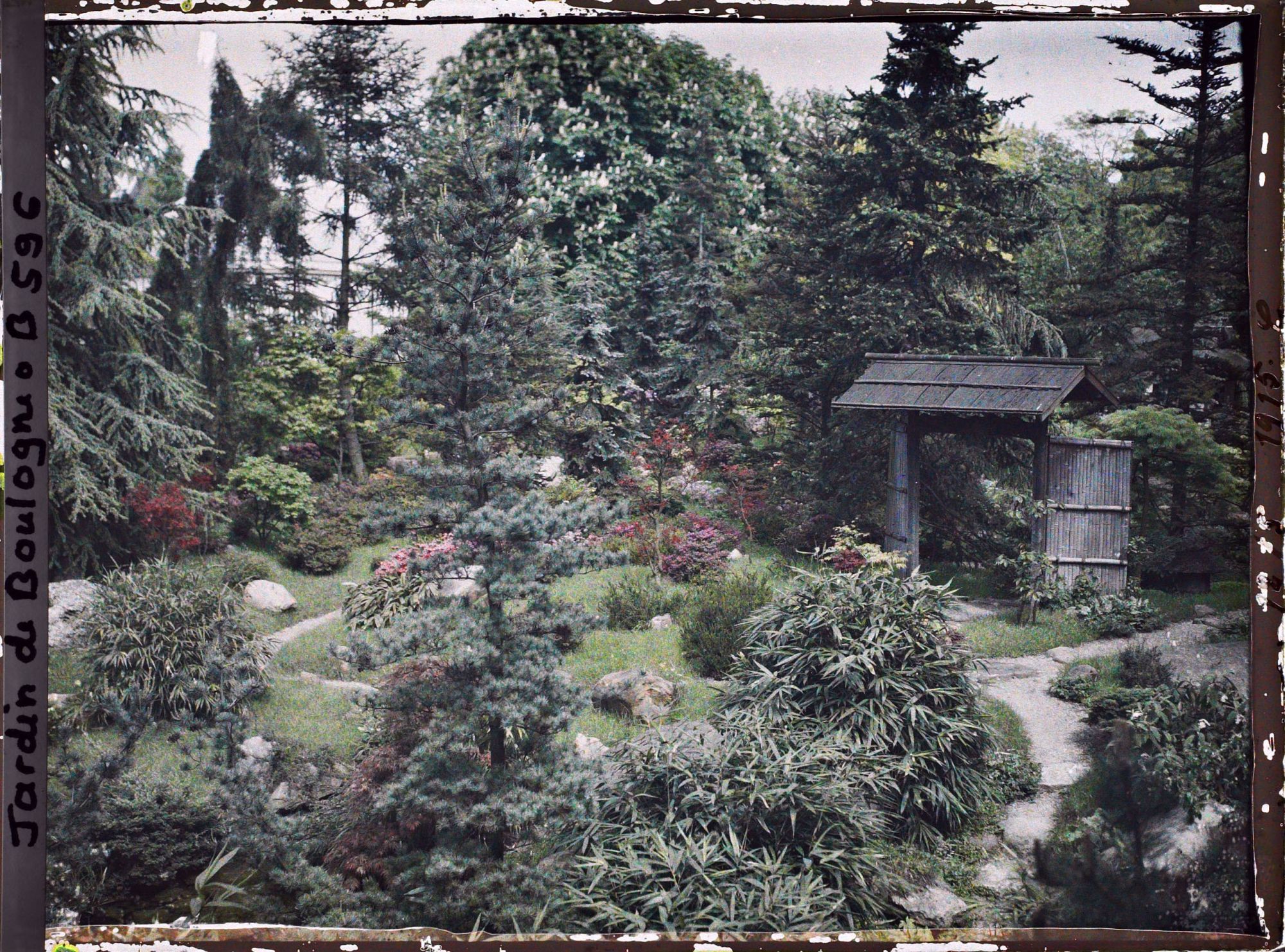 Image représentant Chemin du " sanctuaire japonais " menant à droite de la porte d'accès au " village japonais "