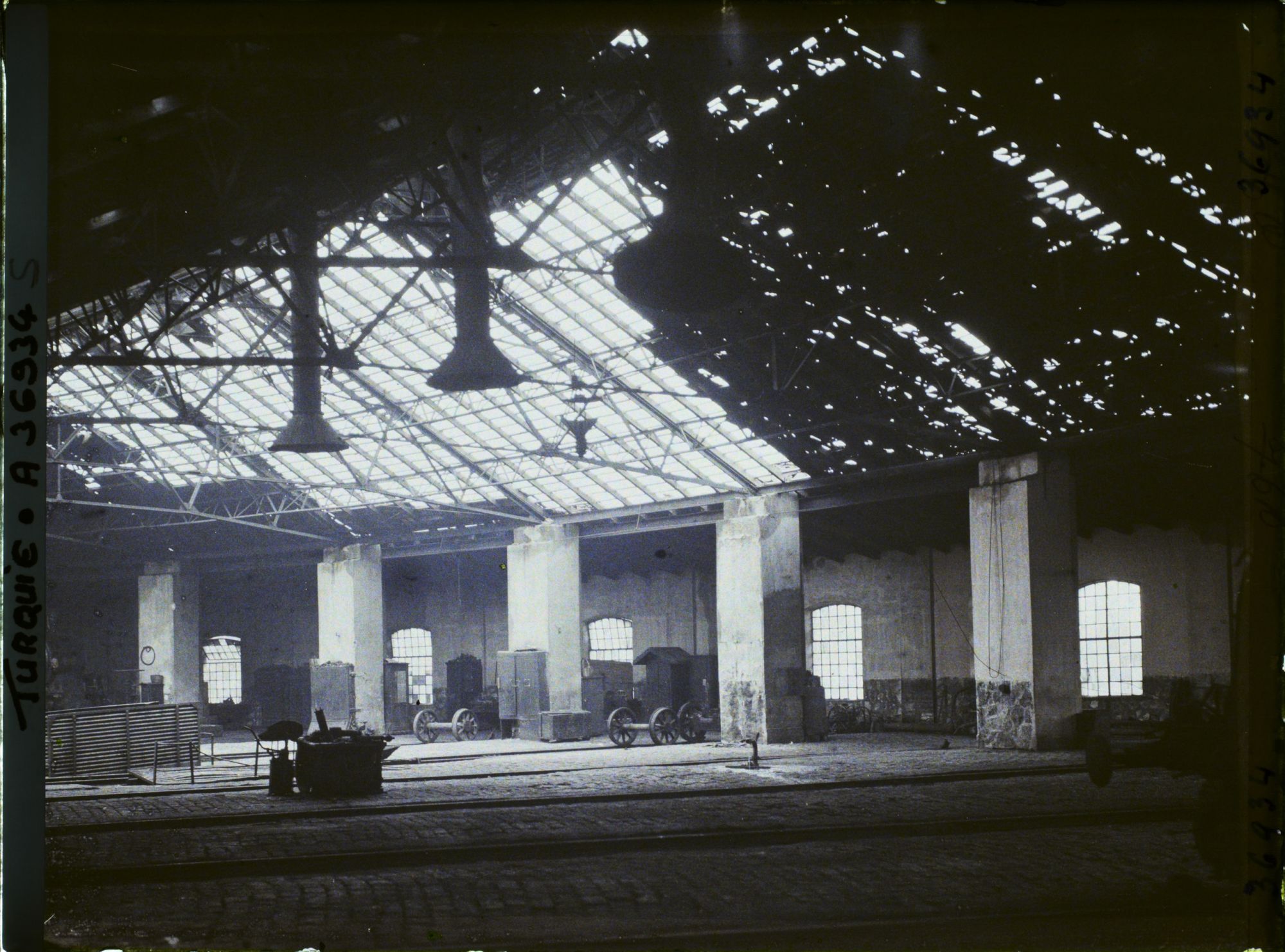 Image représentant Turquie, Eski-Ckehir, Dépôt des machines du Chin de fer détruit  Vue intérieure