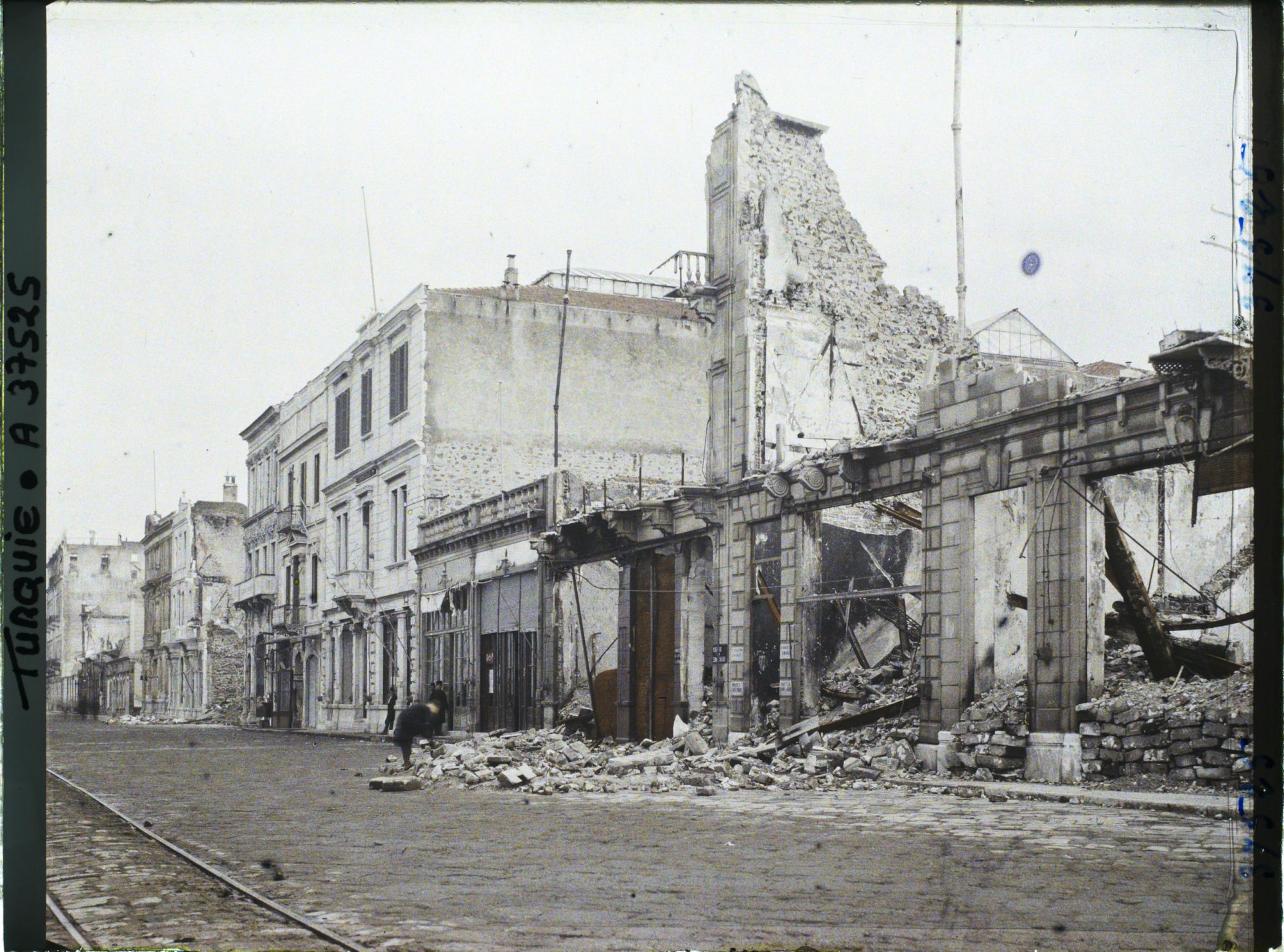 Image représentant Turquie, Smyrne, Les Quais de Smyrne - Immeuble de la Cie Industrl du Levant et maisons de Commerce brûlées