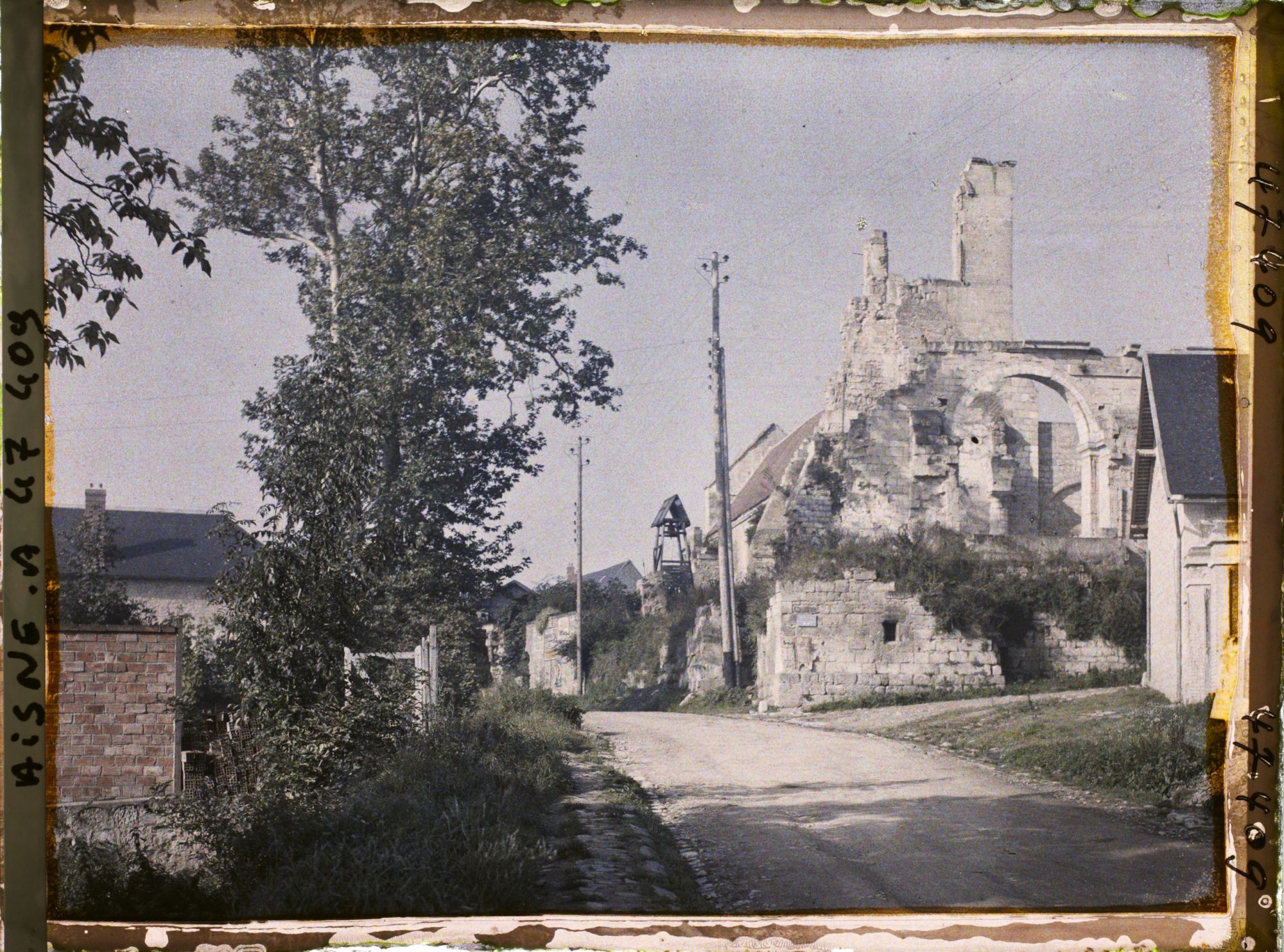 Image représentant France, Condé s/ Aisne, Entrée du Village et Abside de l'Eglise