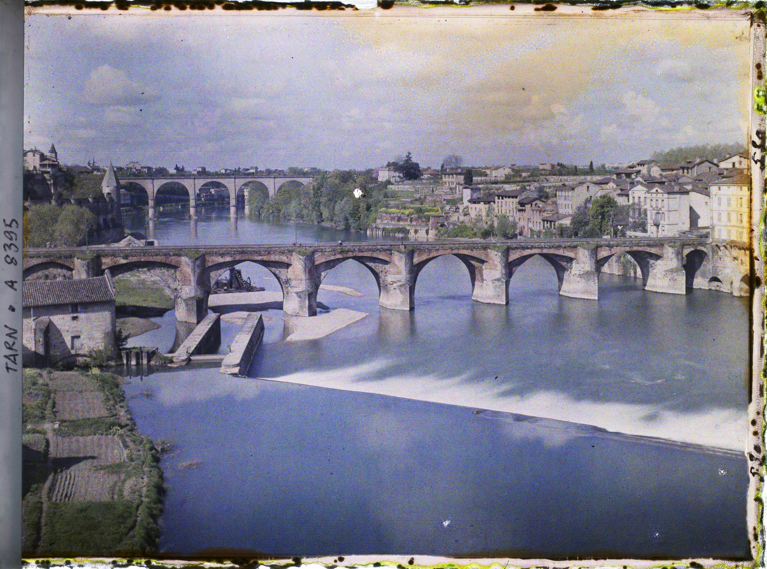 Image représentant Le pont vieux, au second plan le viaduc ferroviaire