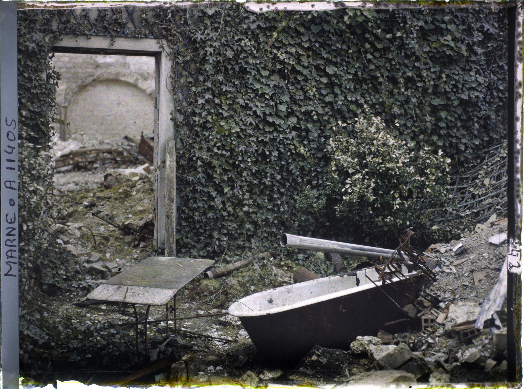 Image représentant Ruines dans la cour d'une maison, rue Saint-Symphorien