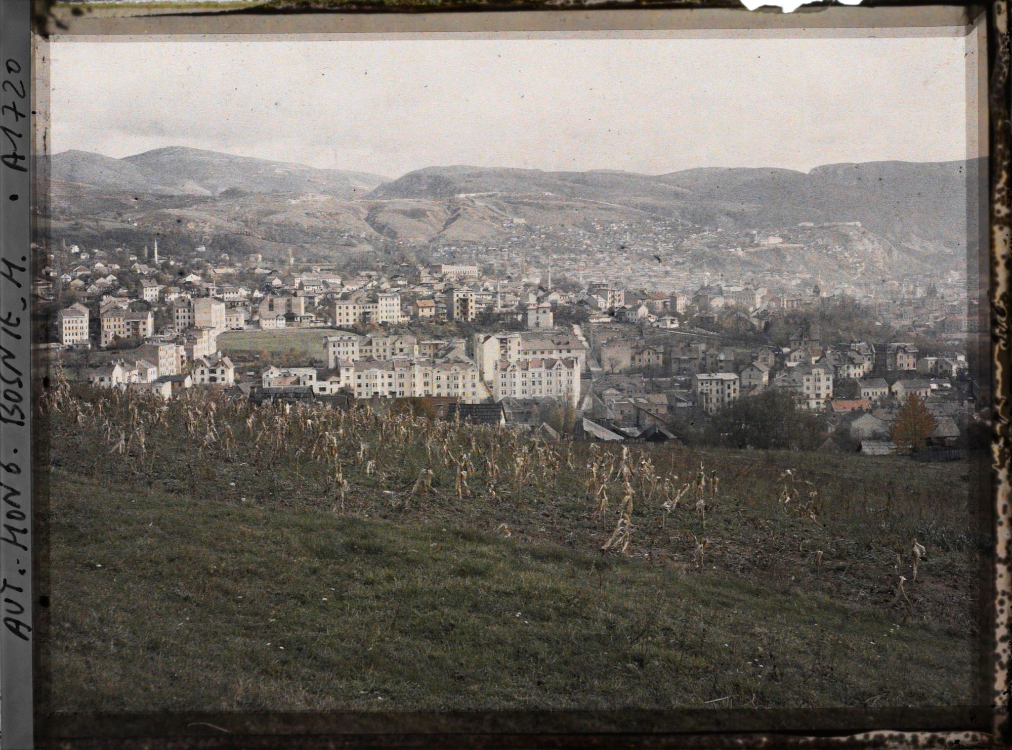 Image représentant Bosnie, Sarajevo, Panorama sur monticule du quartier des Gitanos (?), vers la droite