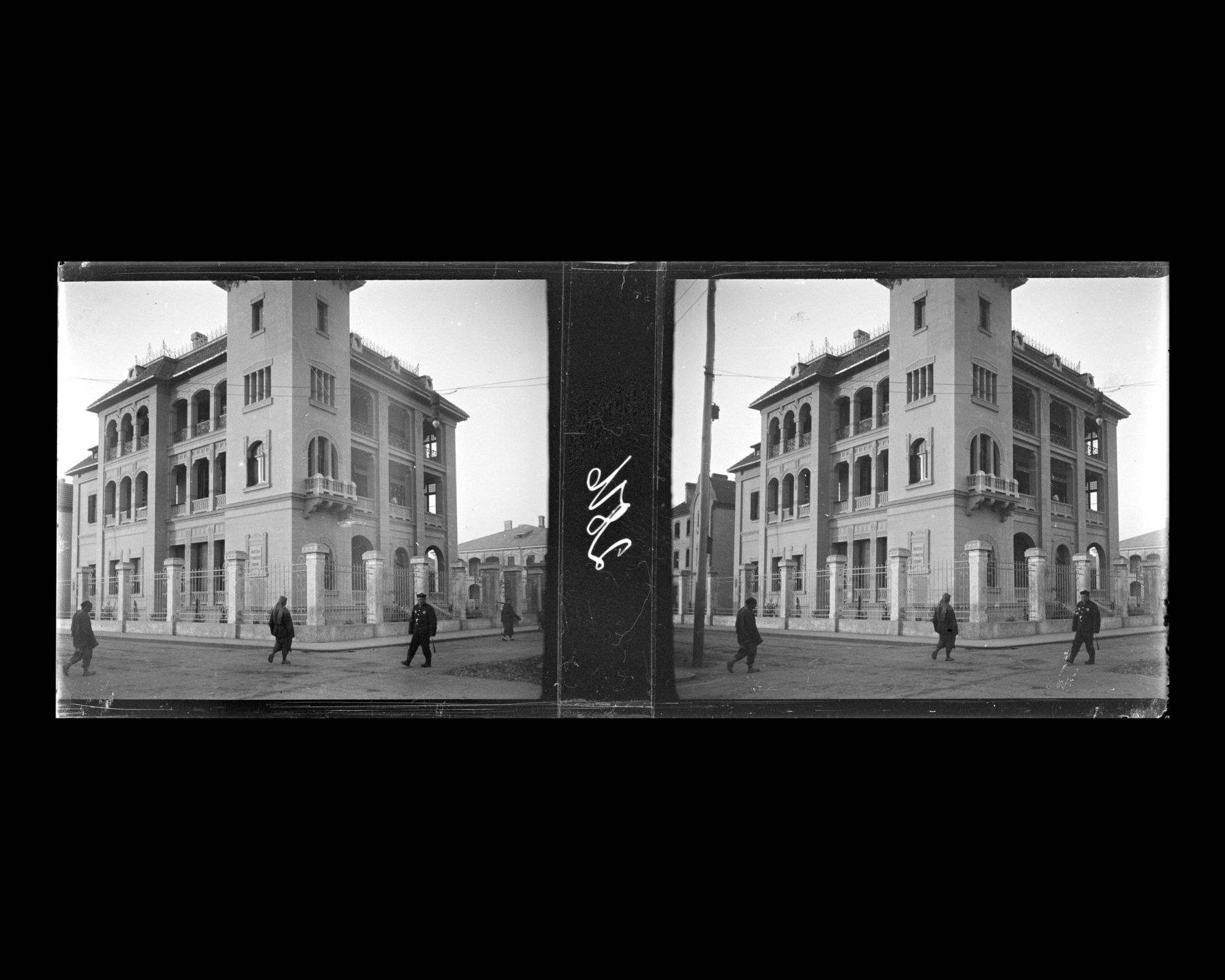 Image représentant La Russo-Chinese Bank à l'angle du quai Nicolas, actuel Yanjiang dadao ("boulevard du Bord du Fleuve"), et de l'actuelle Huangpolu ("rue de la Pente Jaune") dans la Concession russe