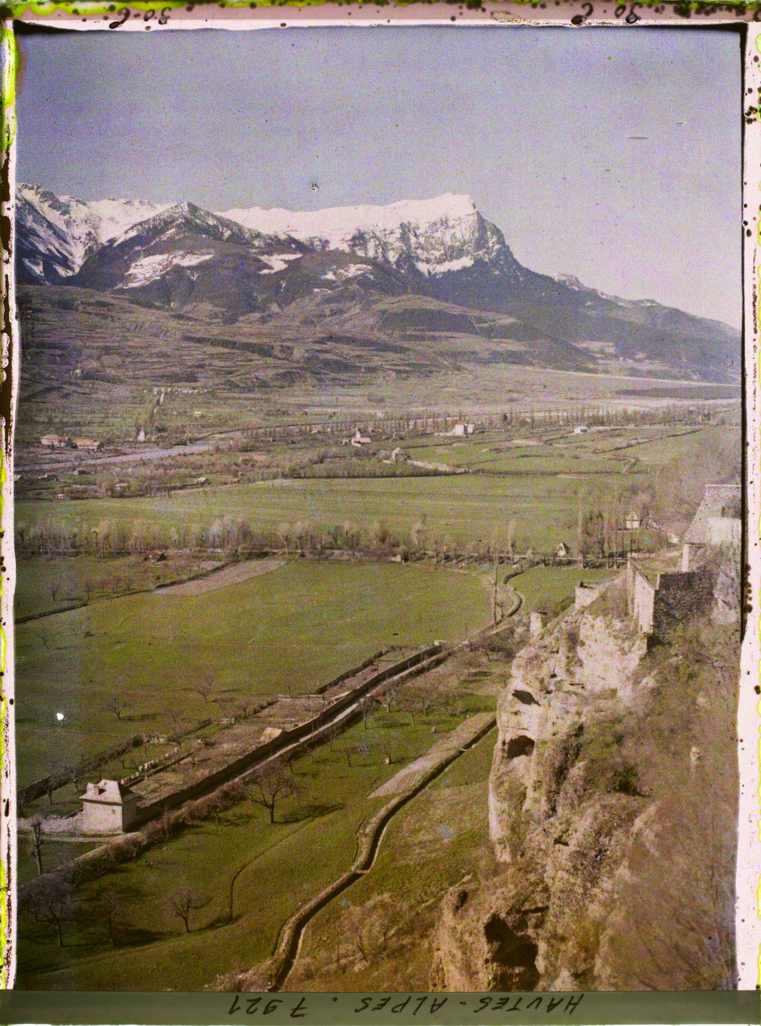 Image représentant Le pic du Morgon vu depuis les terrasses de la sous-préfecture