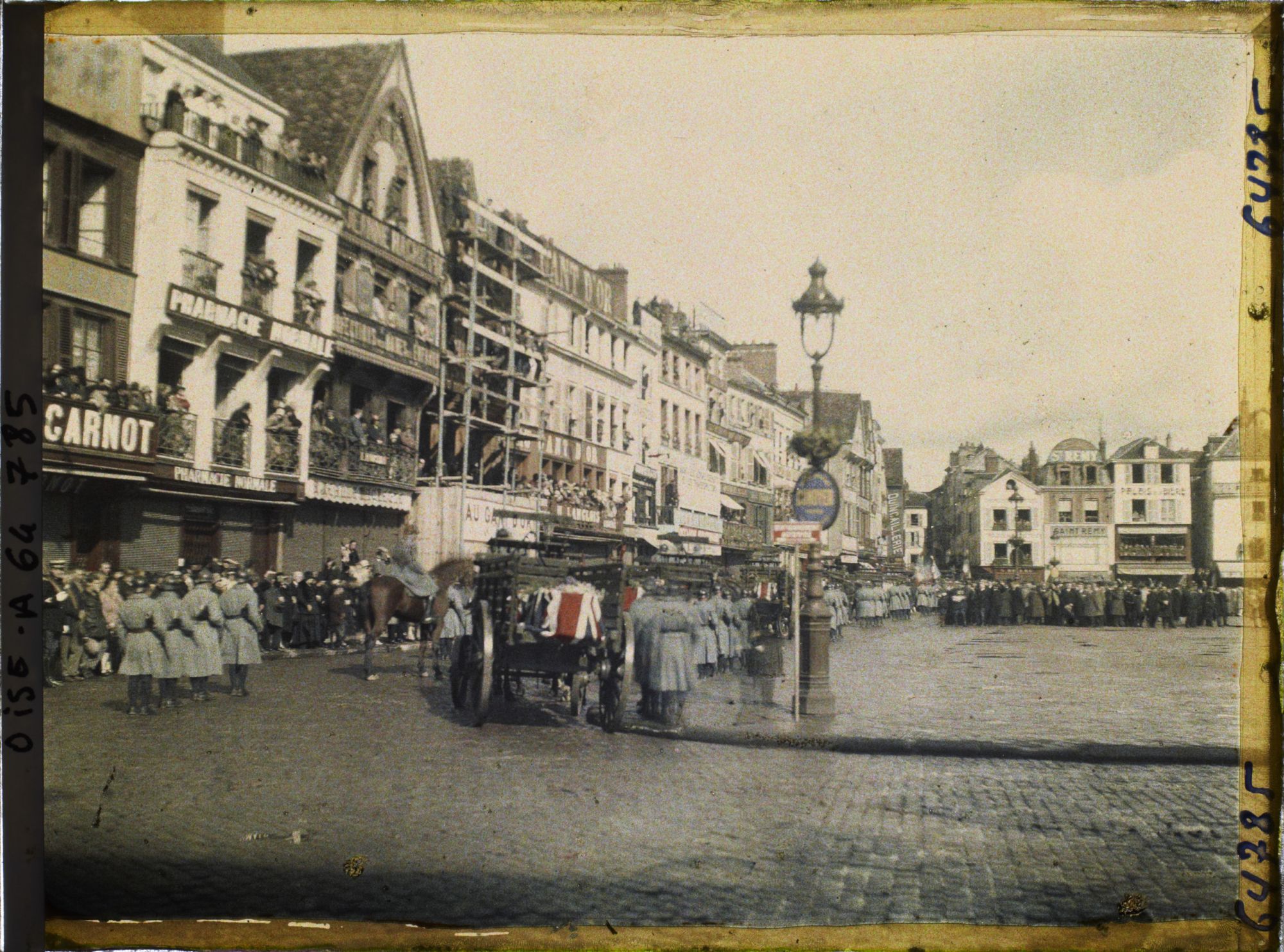 Image représentant Oise, Beauvais, Les obsèques du Dirigeable Britannique File de prolonges transportant 2 Cercueils