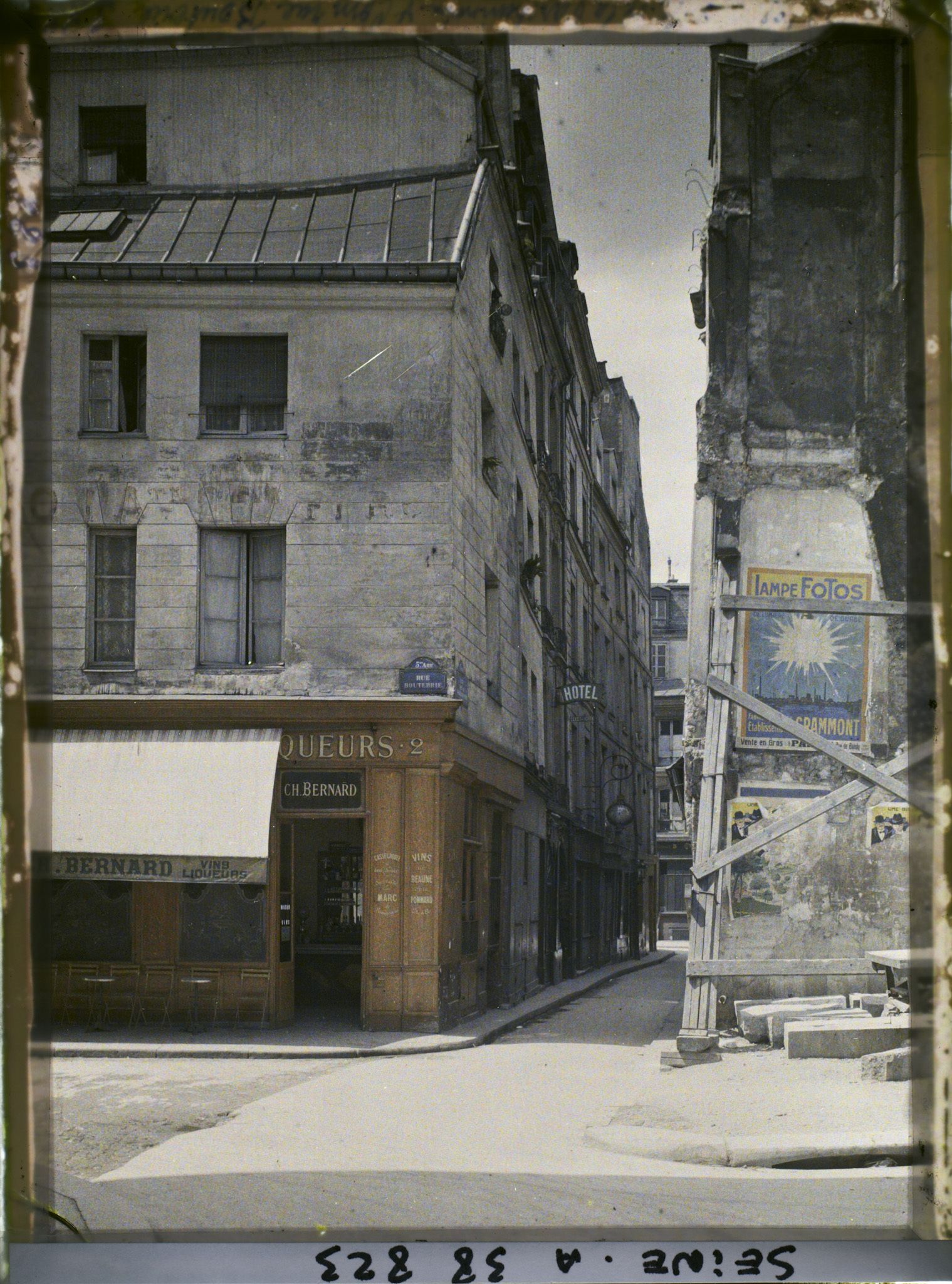 Image représentant L'angle des rues Boutebrie et de la Parcheminerie