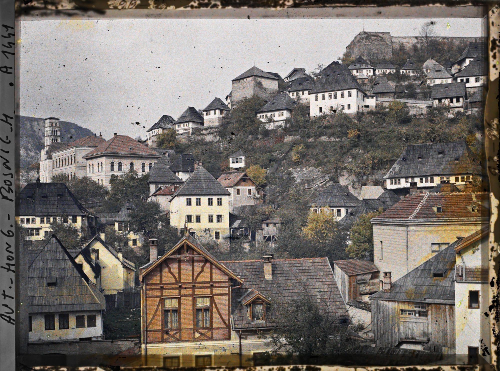 Image représentant Le Kastell [forteresse] et mosquée de Jajce vue de l'hôtel [de Jean Brunhes et Auguste Léon] avec la coupole de St Luc