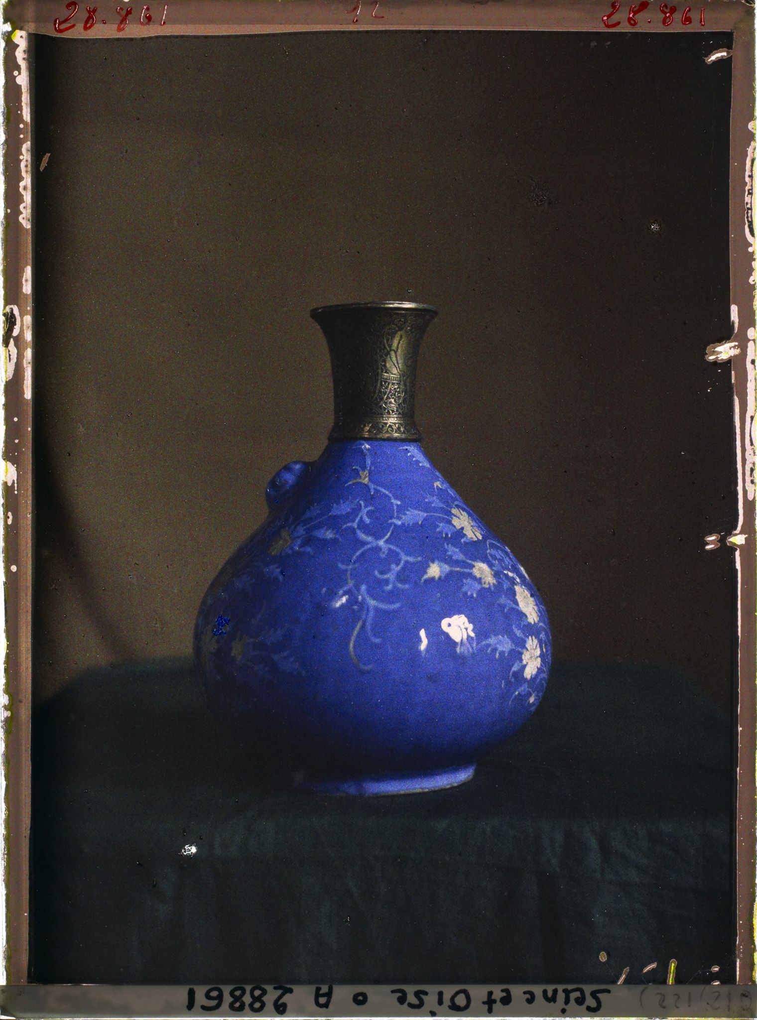 Image représentant Bouteille de céramique à col en métal d'époque Safavide à décor de rinceaux et de fleurs des collections du musée de Sèvres