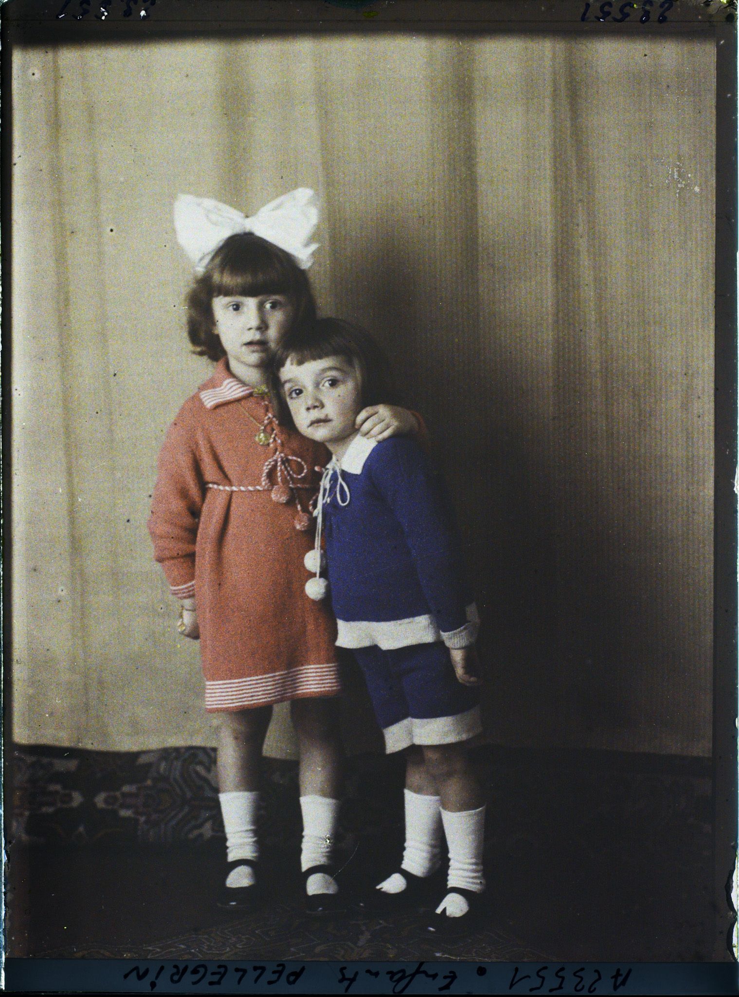 Image représentant Les enfants du lieutenant-colonel  https://musee-albert-kahn.s-museum.fr/home/NWQ2OTAwYzNmYjZlZTk1ZWQwODJmMjY4L2dlbmVyaWMtbm90aWNlLXRhYi9hdXRob3JpdHkvNjE3YTc5ZjVjZjhiODk2OGIzMzM3ZDIx/5d6900c3fb6ee95ed082f268/generic-notice-tab/authority/617a79ebcf8b8968b3337568 Ferdinant Pellegrin,  https://musee-albert-kahn.s-museum.fr/home/NWQ2OTAwYzNmYjZlZTk1ZWQwODJmMjY4L2dlbmVyaWMtbm90aWNlLXRhYi9hdXRob3JpdHkvNjE3YTc5ZjVjZjhiODk2OGIzMzM3ZDIx/5d6900c3fb6ee95ed082f268/generic-notice-tab/authority/617a79ebcf8b8968b3337569 Robert et  https://musee-albert-kahn.s-museum.fr/home/NWQ2OTAwYzNmYjZlZTk1ZWQwODJmMjY4L2dlbmVyaWMtbm90aWNlLXRhYi9hdXRob3JpdHkvNjE3YTc5ZjVjZjhiODk2OGIzMzM3ZDIx/5d6900c3fb6ee95ed082f268/generic-notice-tab/authority/617a79ebcf8b8968b3337c1d Jacqueline