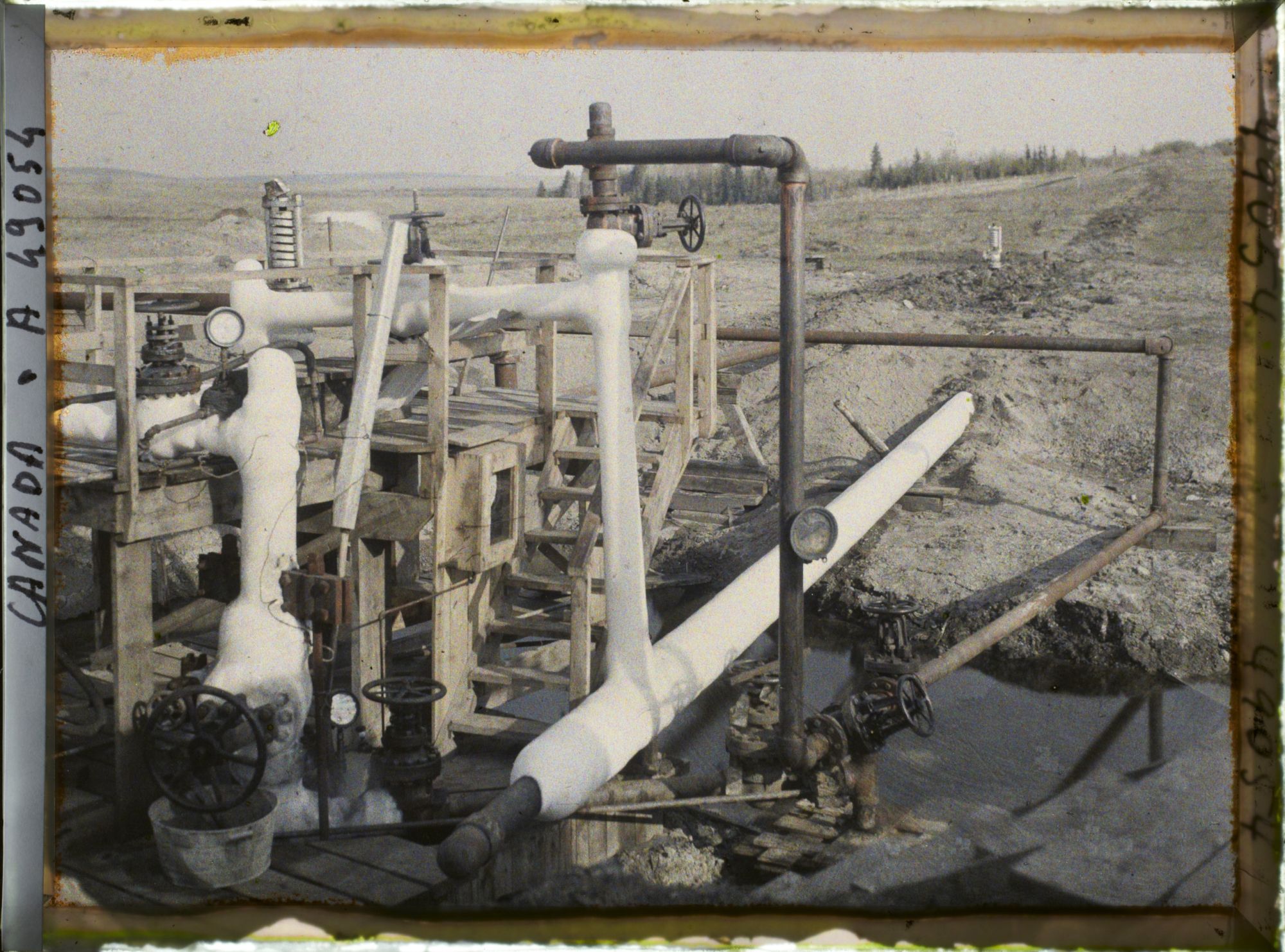 Image représentant Canada, Foot Hills Turner Valley, Puits Royalite 4, Vue sur la pipe line