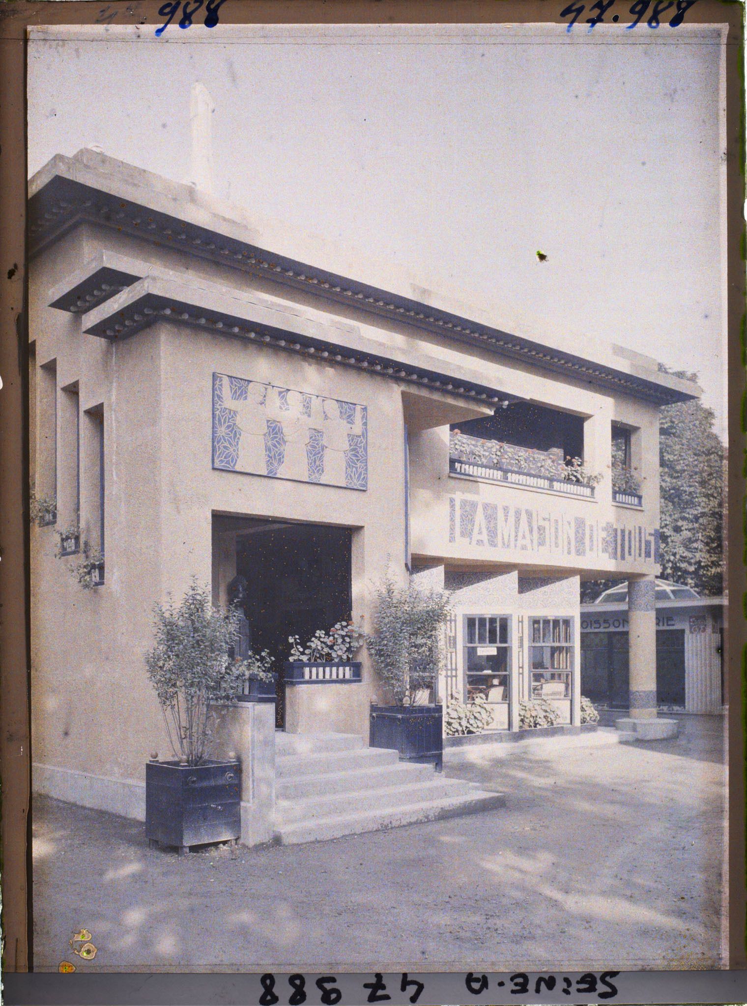 Image représentant L'Exposition des arts décoratifs, le Village français, La Maison de Tous, architecte D. Alfred Agache