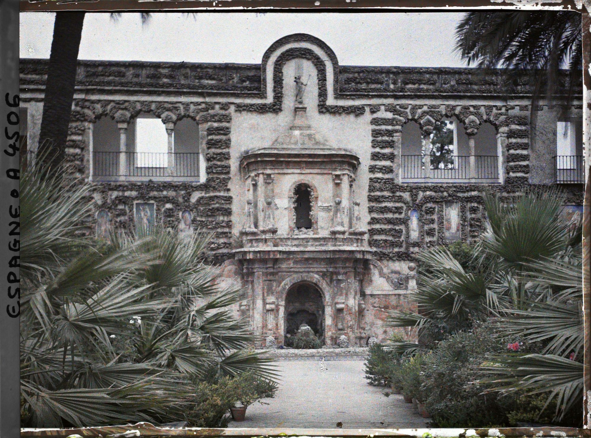 Image représentant Dans les jardins de l'Alcazar, la fontaine de la Fama ("de la Renommée" ?) dans la galerie del Grutesco "des Grotesques")