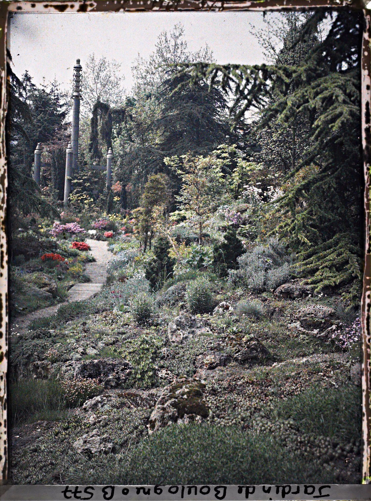 Image représentant Chemin du " sanctuaire japonais " menant au sôrintô, bordé de rocailles, arbres et bambous