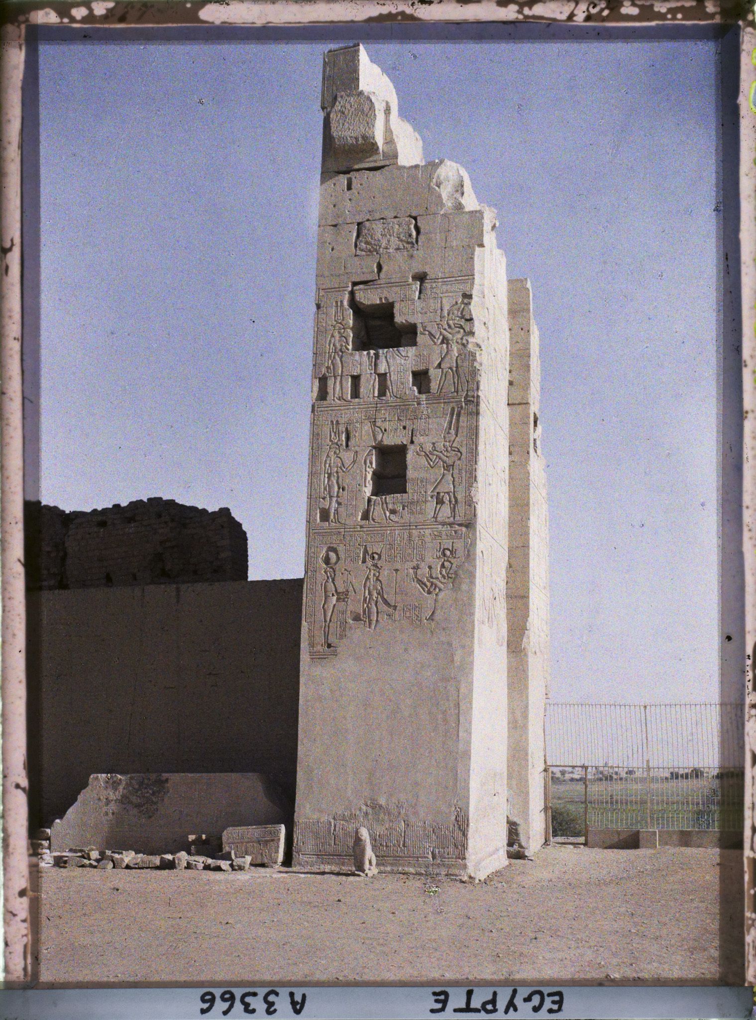 Image représentant Porte monumentale se trouvant à droite de l'entrée du temple, face nord