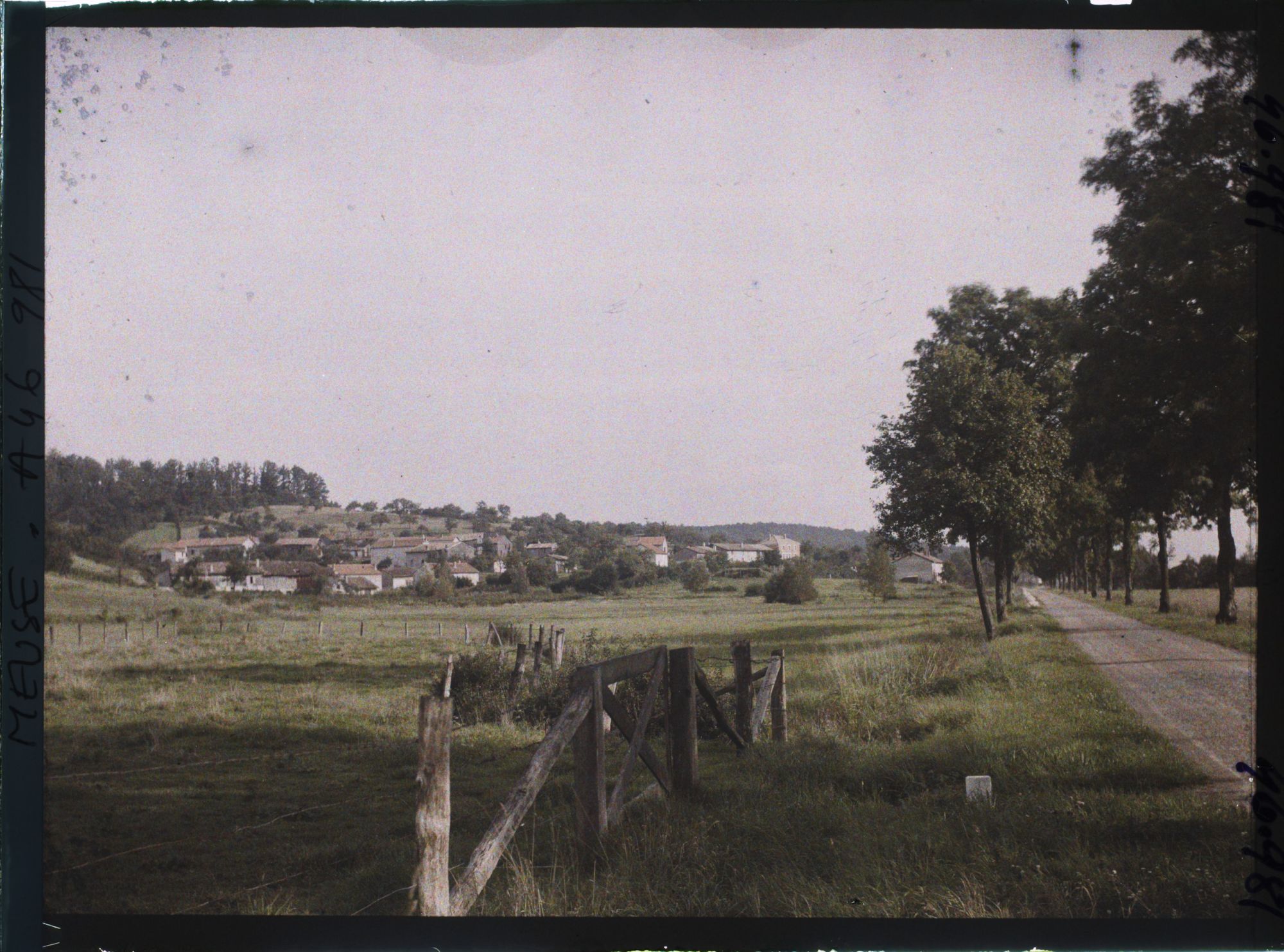 Image représentant France, La Chalade 392 h - Meuse, Le Chalade, vue de la route de Vienne le Chau aux Islettes)
