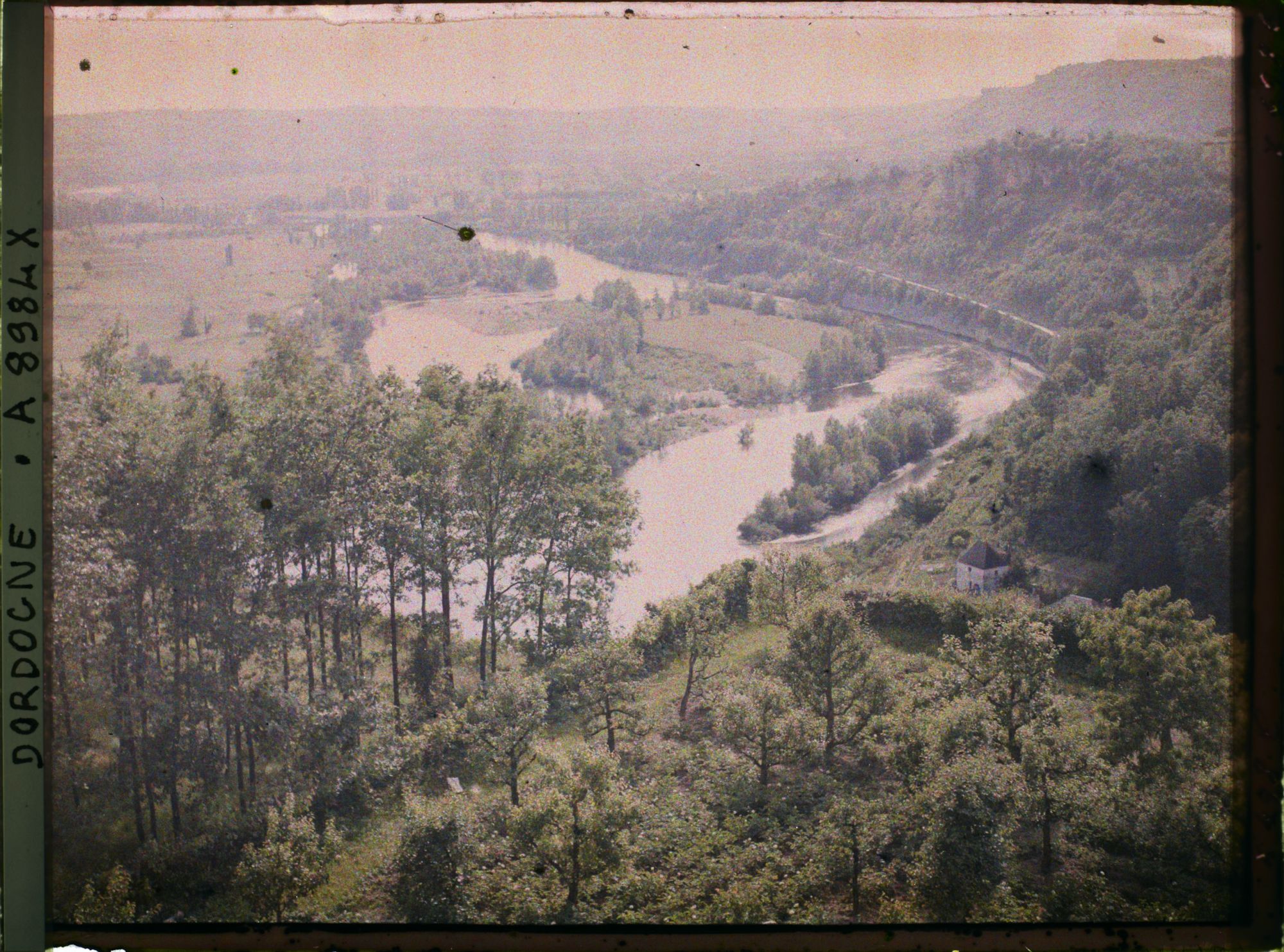 Image représentant France, Beynac, Vue prise de la terrasse du chateau îles la Dordogne aval chêne à gauche
