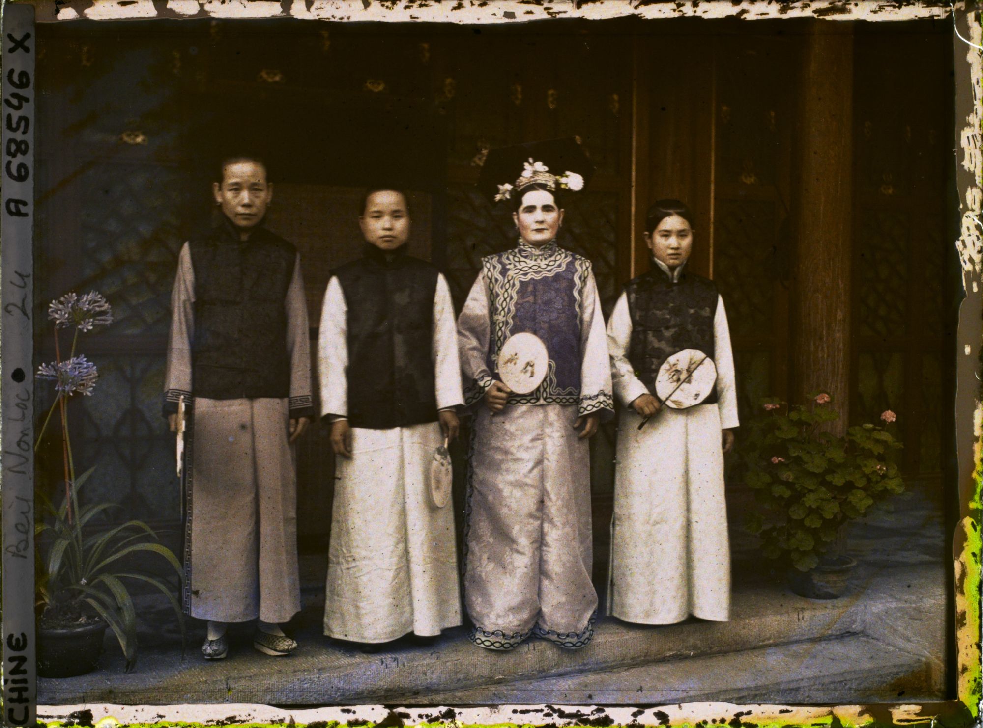 Image représentant À l'entrée d'un pavillon