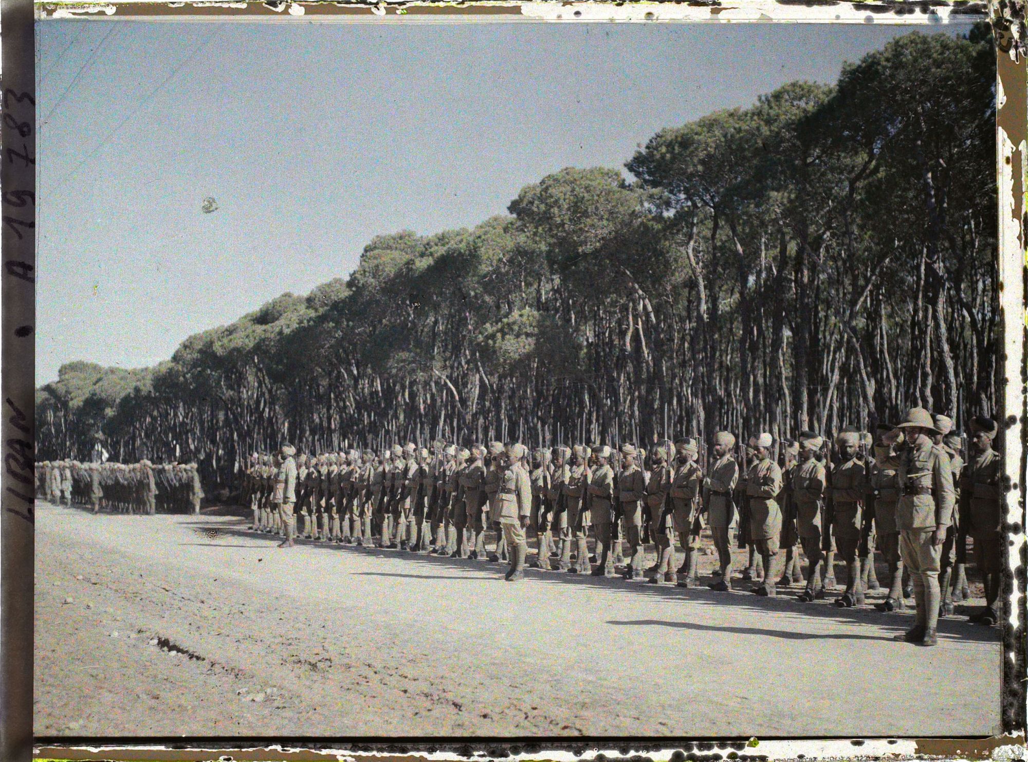 Image représentant Troupes indiennes de l'armée britannique alliée passée en revue dans le bois des Pins par le général Gouraud, haut-commissaire de la République française